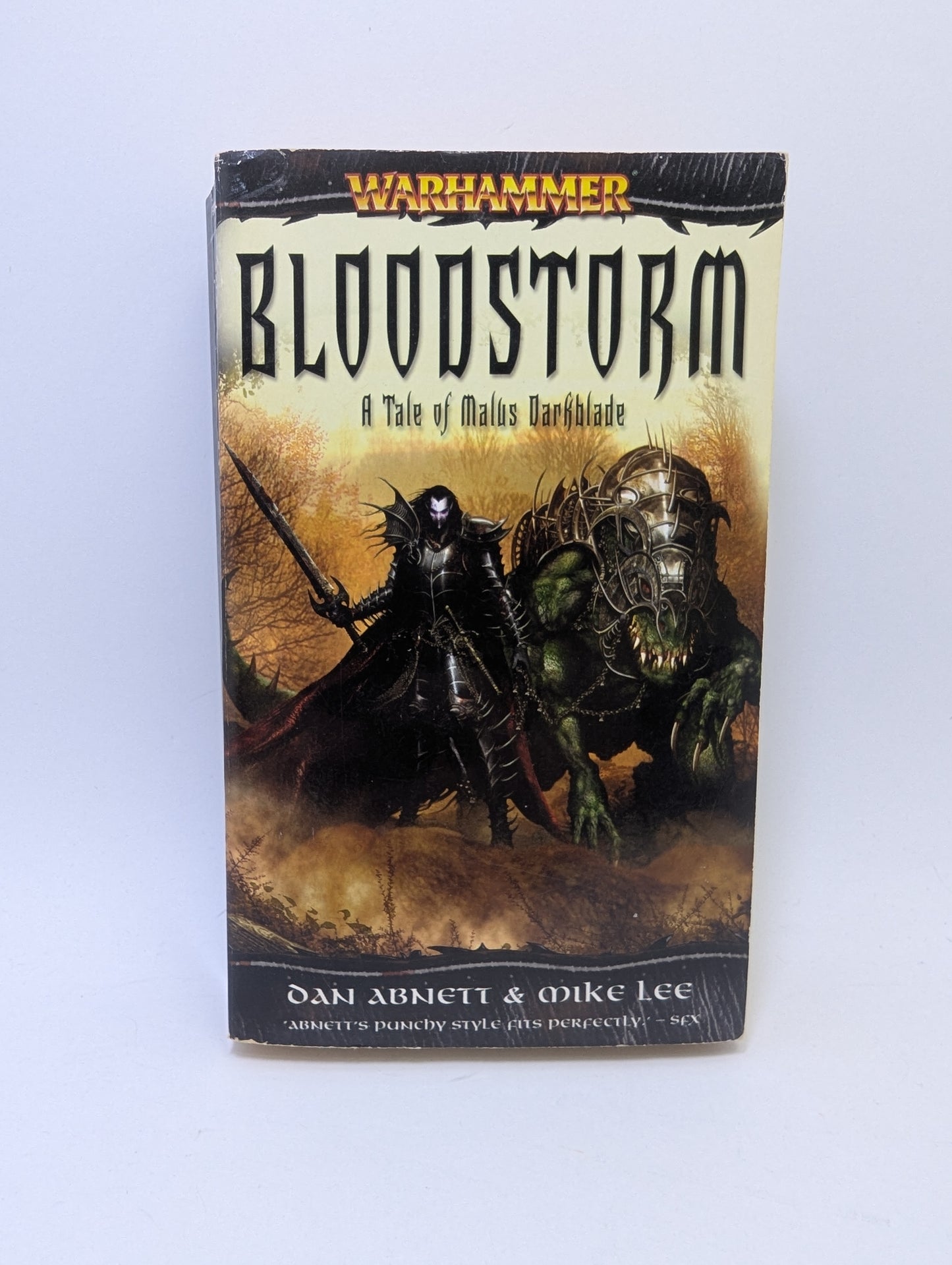 Warhammer Fantasy knyga „Bloodstorm: A Tale of Malus Darkblade“ su tamsiu Juodųjų Elfų ir grimdark stiliaus viršeliu.