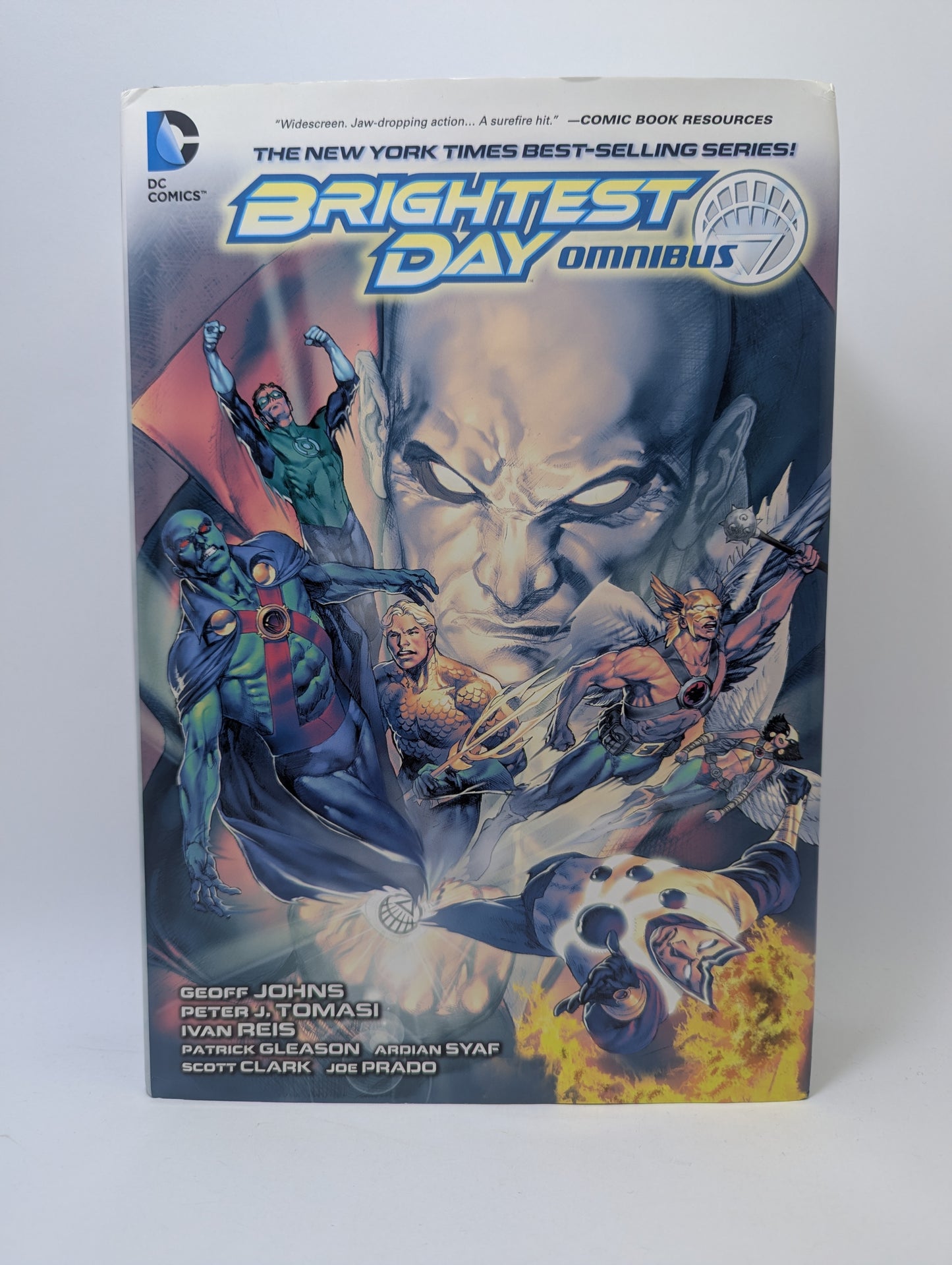 „Brightest Day Omnibus“ kolekcinis komiksų rinkinys kietais viršeliais.