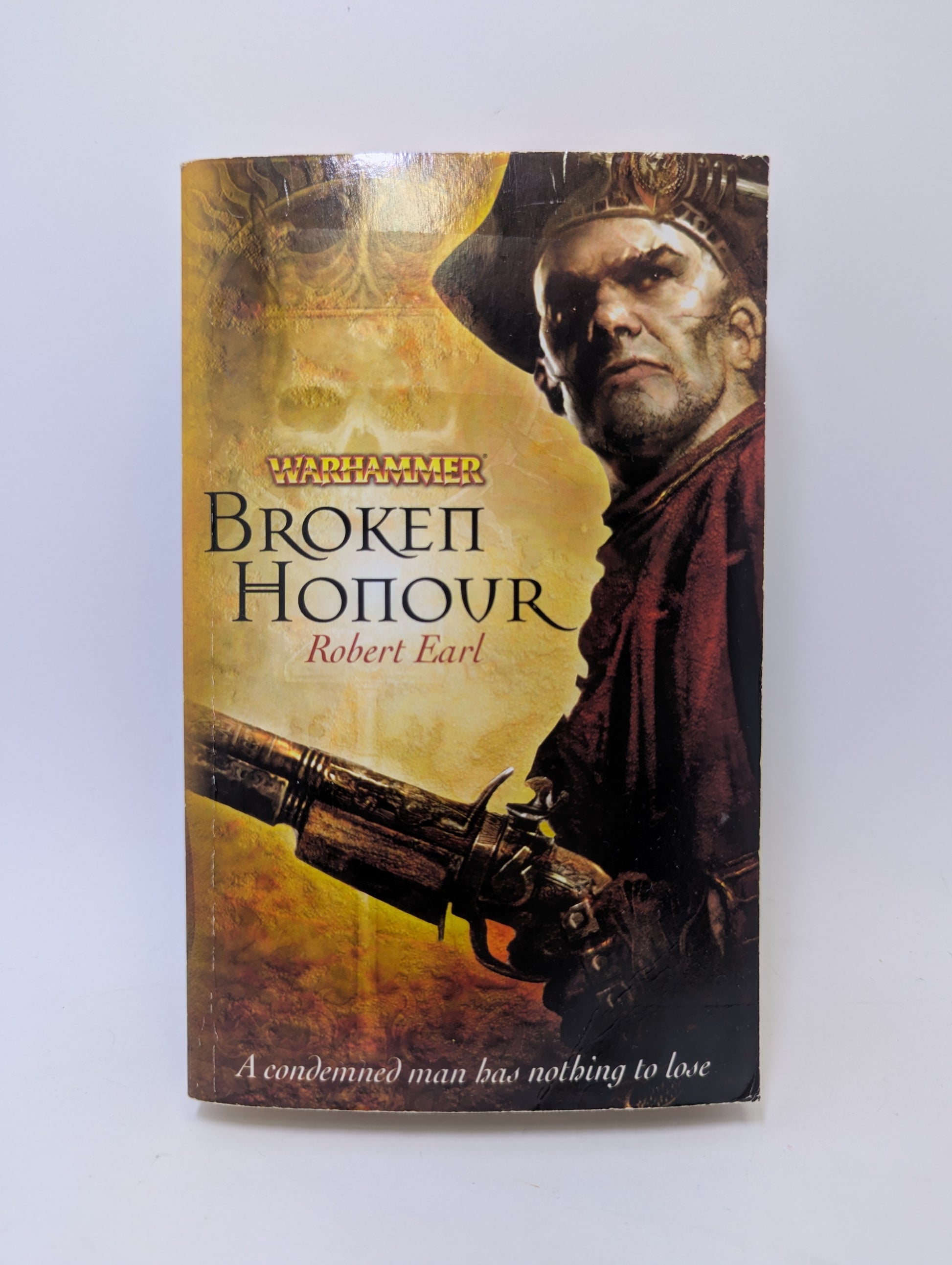 Warhammer 40K knyga „Broken Honour“ su Space Marines ir tamsiu, grimdark mokslinės fantastikos viršelio dizainu.