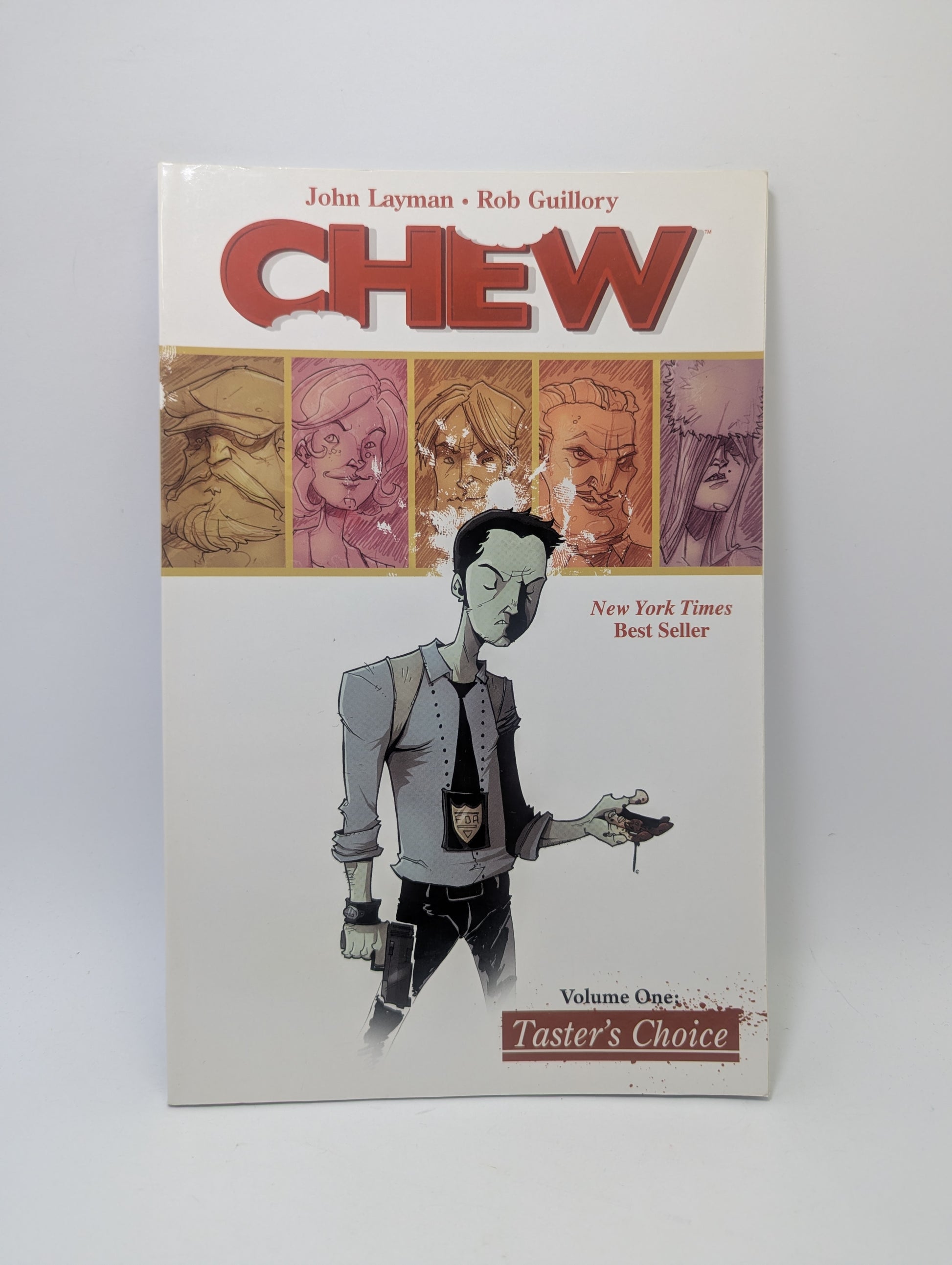 Chew, Vol. 1: Taster's Choice grafinės novelės viršelis su detektyvu Tony Chu.