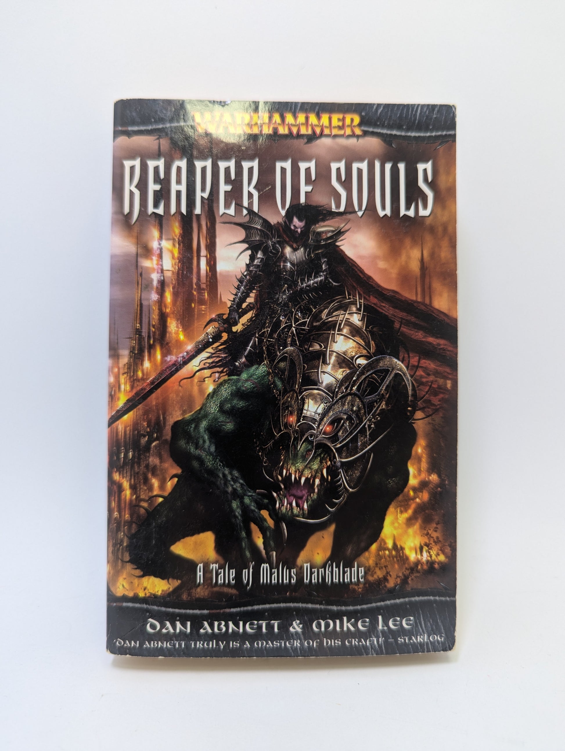 Warhammer Fantasy knyga „Darkblade #3: Reaper of Souls“ su Malusu Darkblade’u, demonų motyvais ir grimdark stiliaus viršeliu.