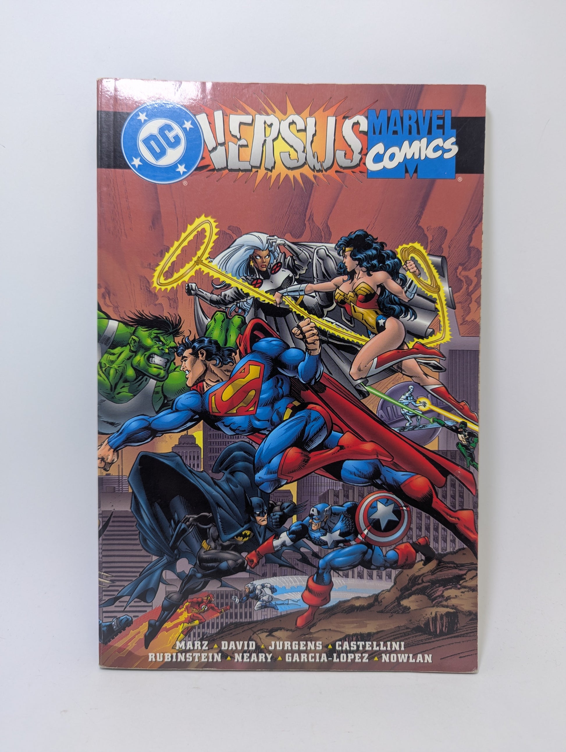 DC Versus Marvel Comics grafinė novelė, DC ir Marvel Comics.