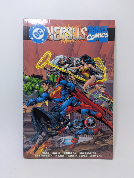 DC Versus Marvel Comics grafinė novelė, DC ir Marvel Comics.