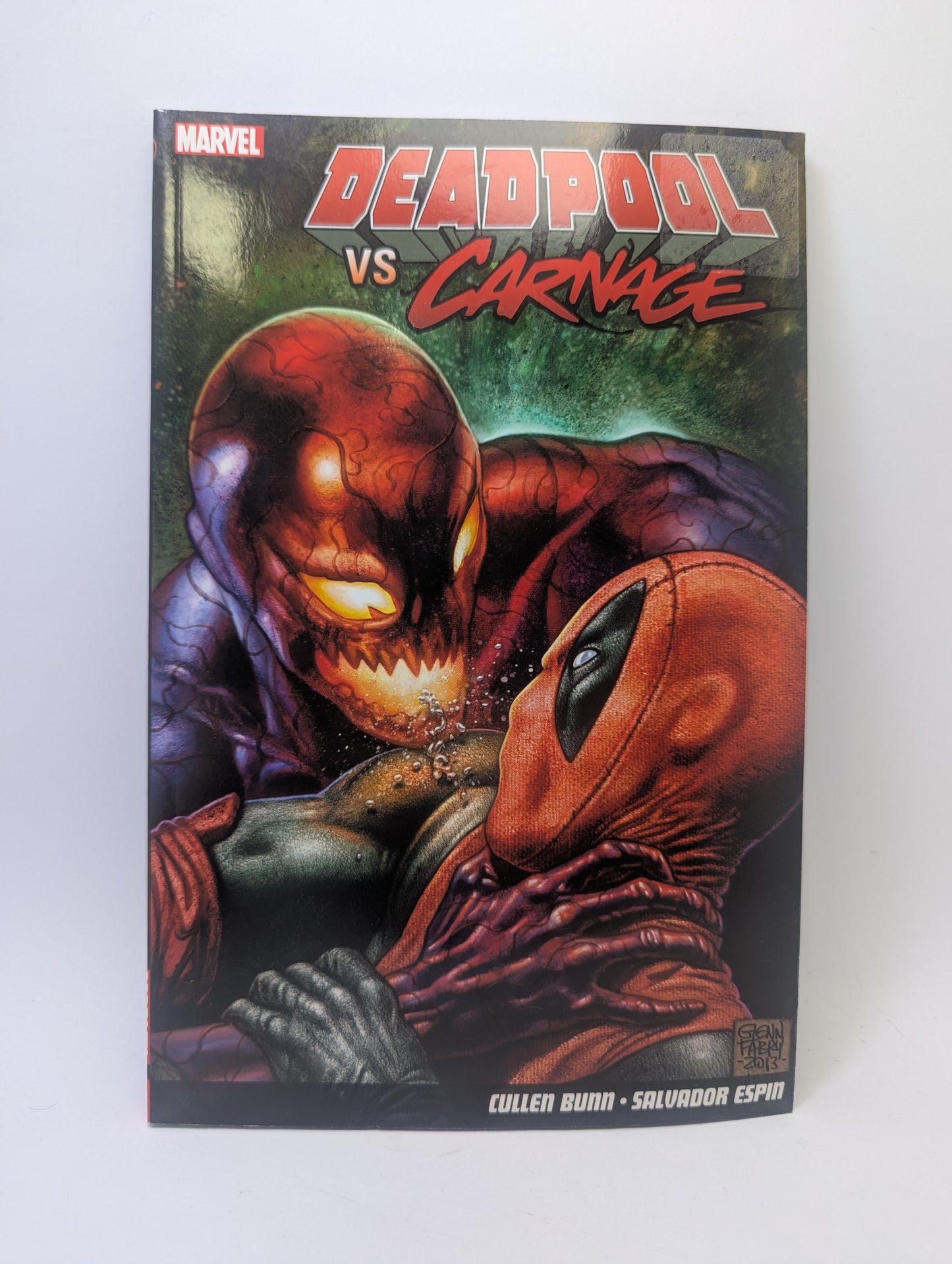 „Deadpool Vs. Carnage“ grafinės novelės viršelis, kuriame Deadpoolas kovoja su simbiotu Carnage.