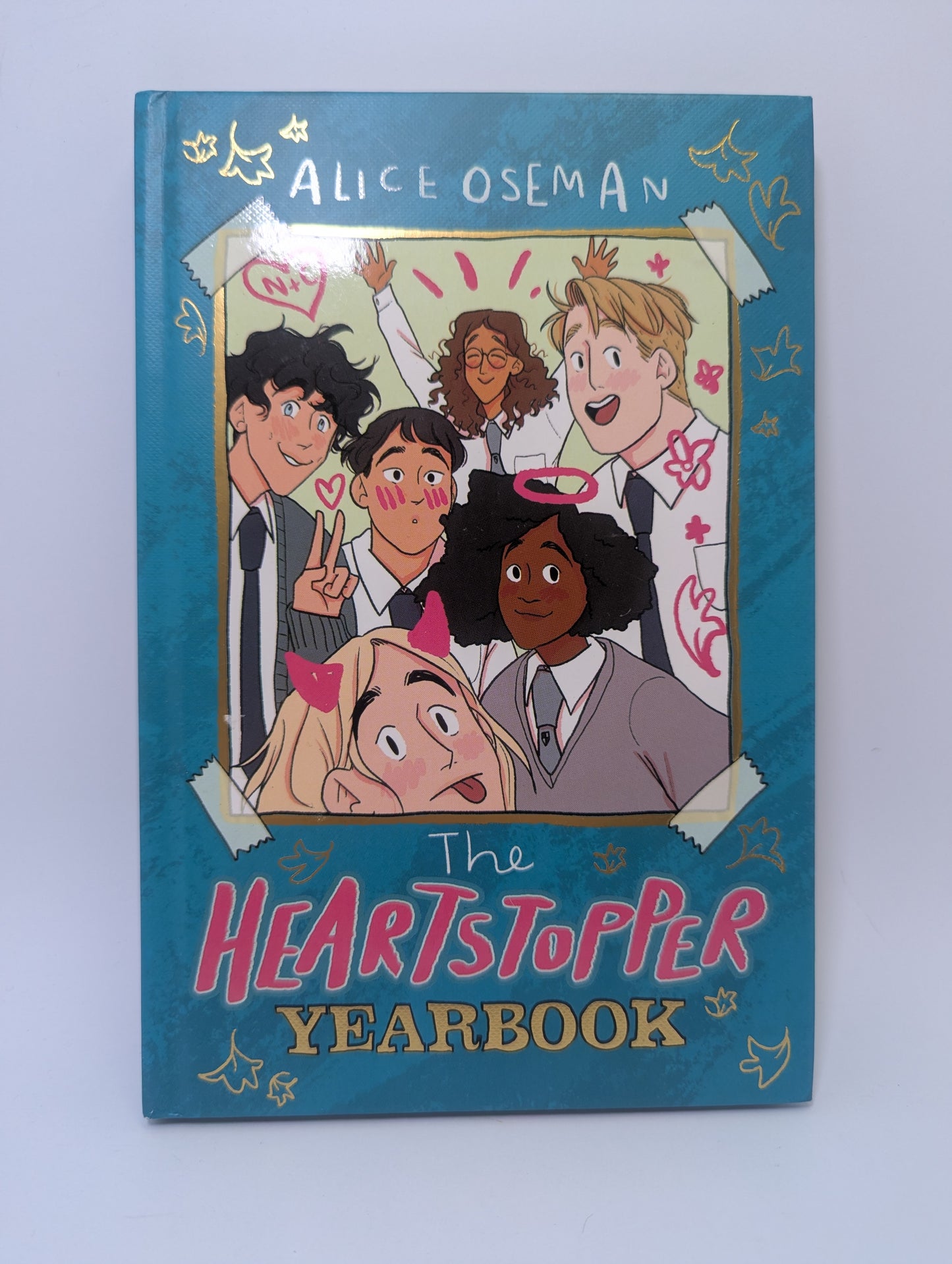 Knyga The Heartstopper: Yearbook, papildomas leidinys Alice Oseman grafinei novelei.