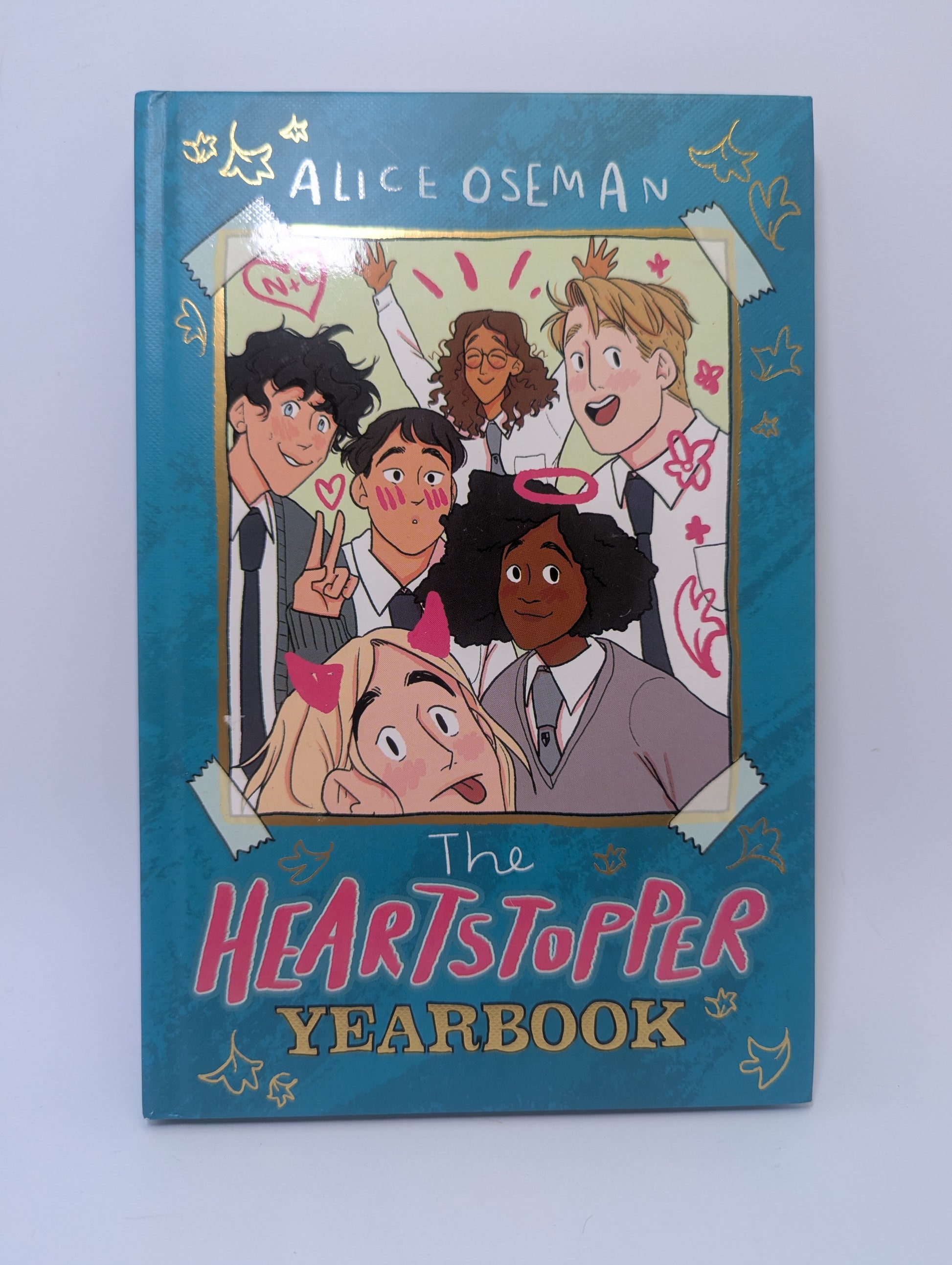 Knyga The Heartstopper: Yearbook, papildomas leidinys Alice Oseman grafinei novelei.