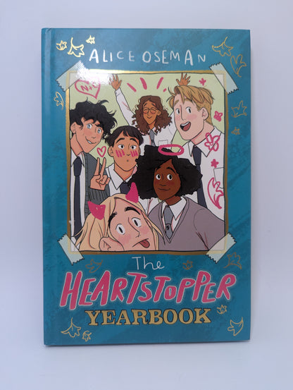 Knyga The Heartstopper: Yearbook, papildomas leidinys Alice Oseman grafinei novelei.