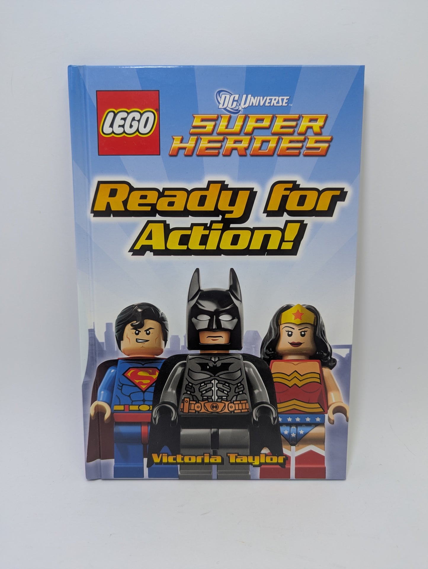 Knygos Heroes in Action (LEGO DC Super Heroes) viršelis su LEGO Betmenu ir kitais herojais.