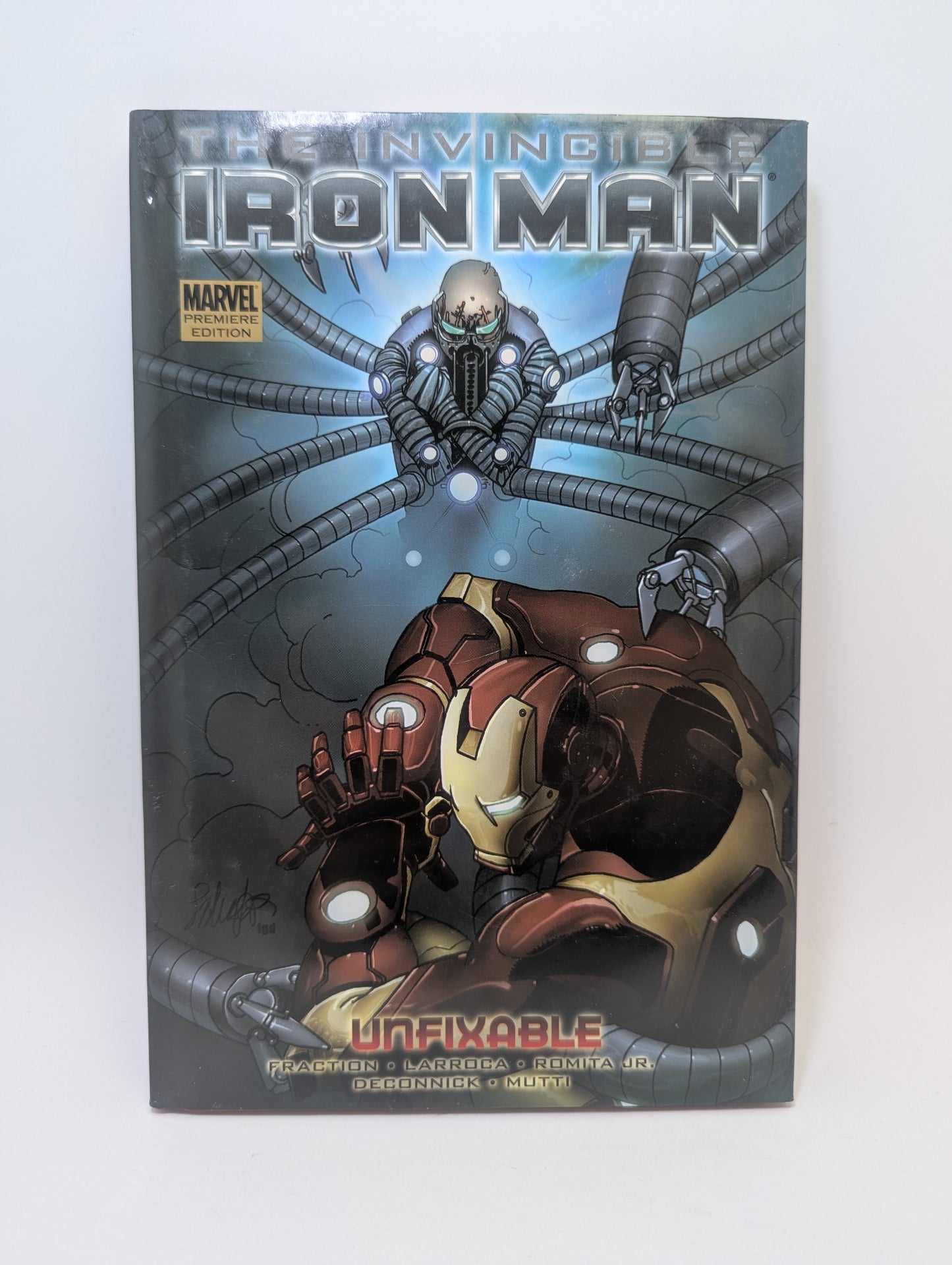 Grafinė novelė „The Invincible Iron Man: Unfixable, Vol. 8“ su Tony Starku ir tamsesnio tono futuristiniu „Iron Man“ viršelio dizainu.