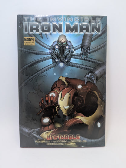 Grafinė novelė „The Invincible Iron Man: Unfixable, Vol. 8“ su Tony Starku ir tamsesnio tono futuristiniu „Iron Man“ viršelio dizainu.