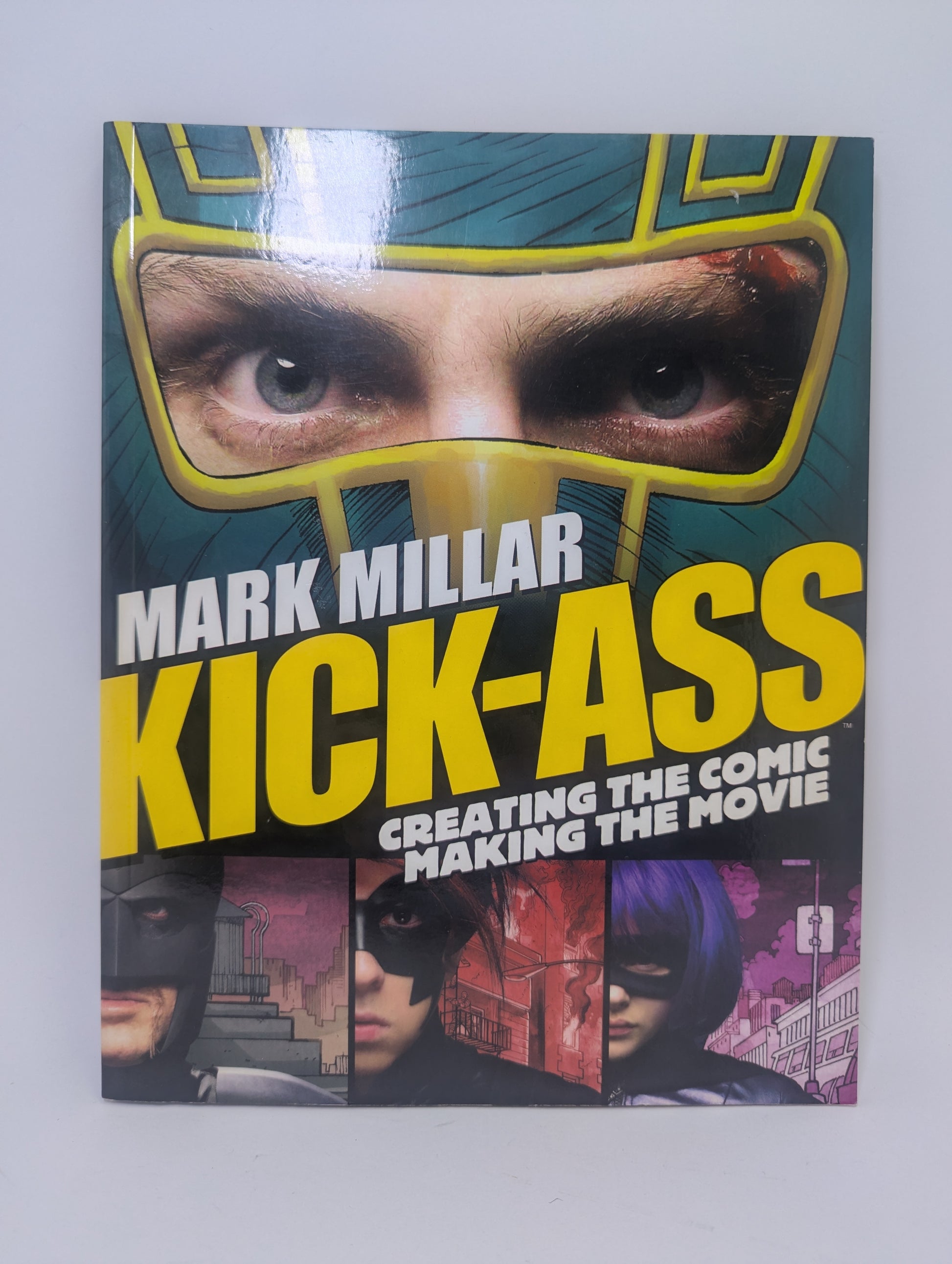Knygos Kick-Ass: Creating the Comic, Making the Movie viršelis su pagrindiniais filmo ir komikso herojais.