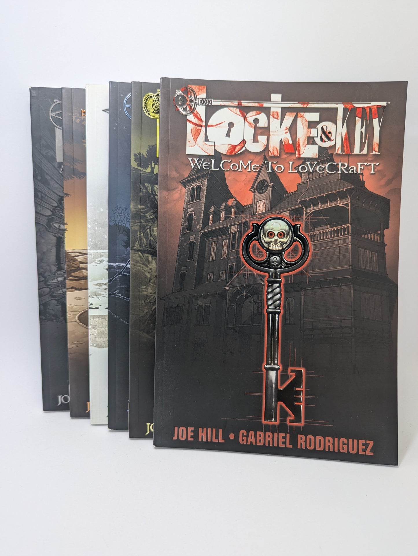 Locke & Key grafinių novelių rinkinys, apimantis 1–6 tomus.