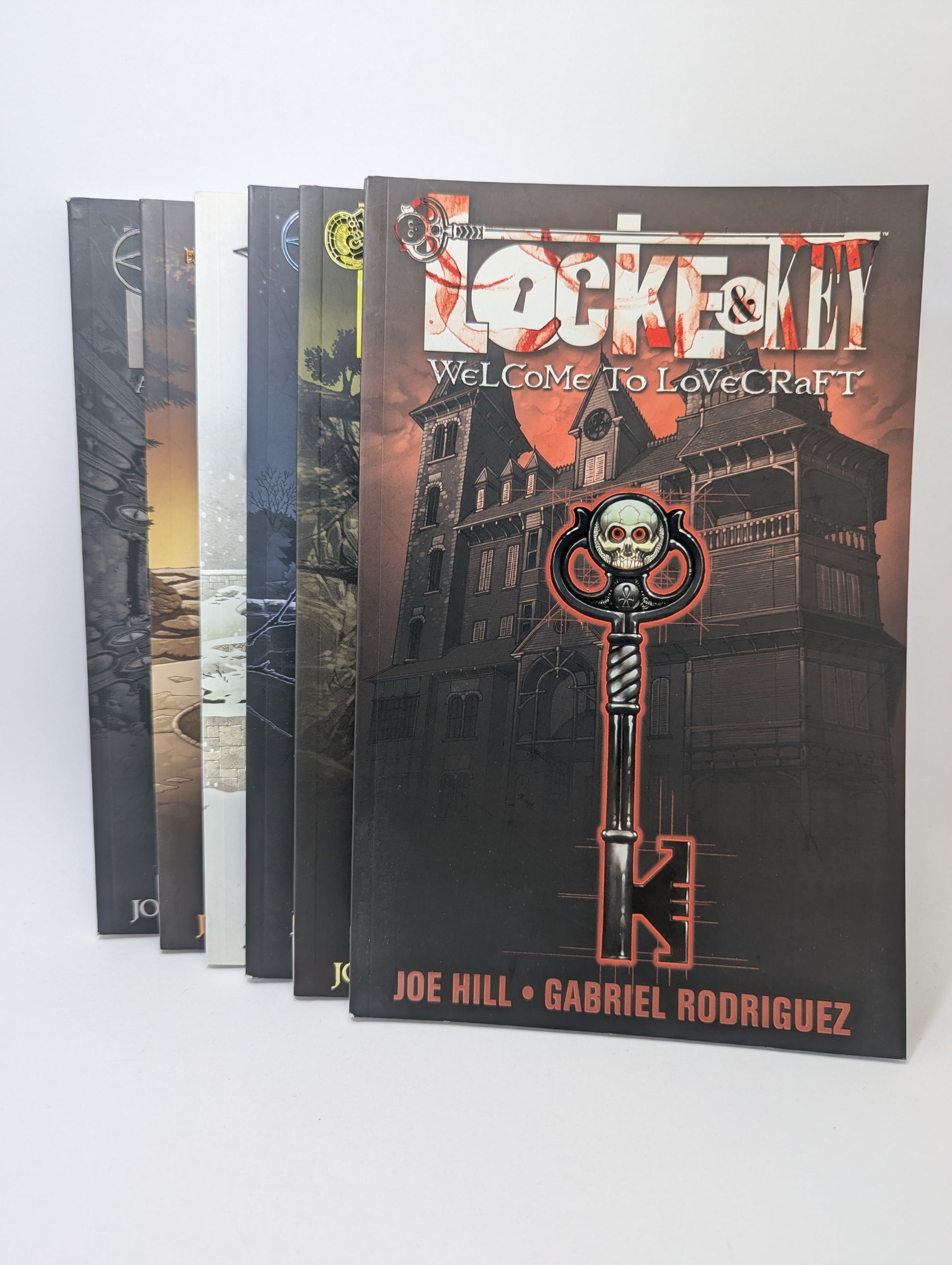Locke & Key grafinių novelių rinkinys, apimantis 1–6 tomus.