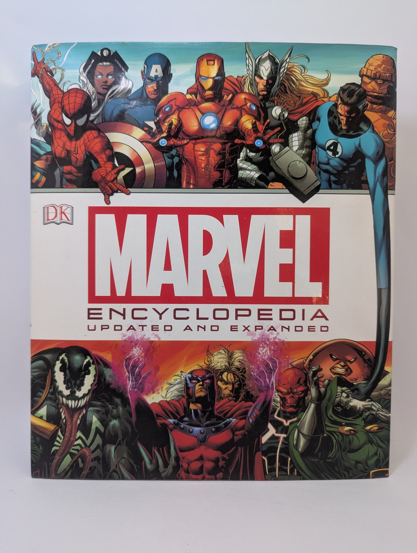 Marvel Encyclopedia: Updated and Expanded knygos viršelis su Marvel herojų iliustracijomis.