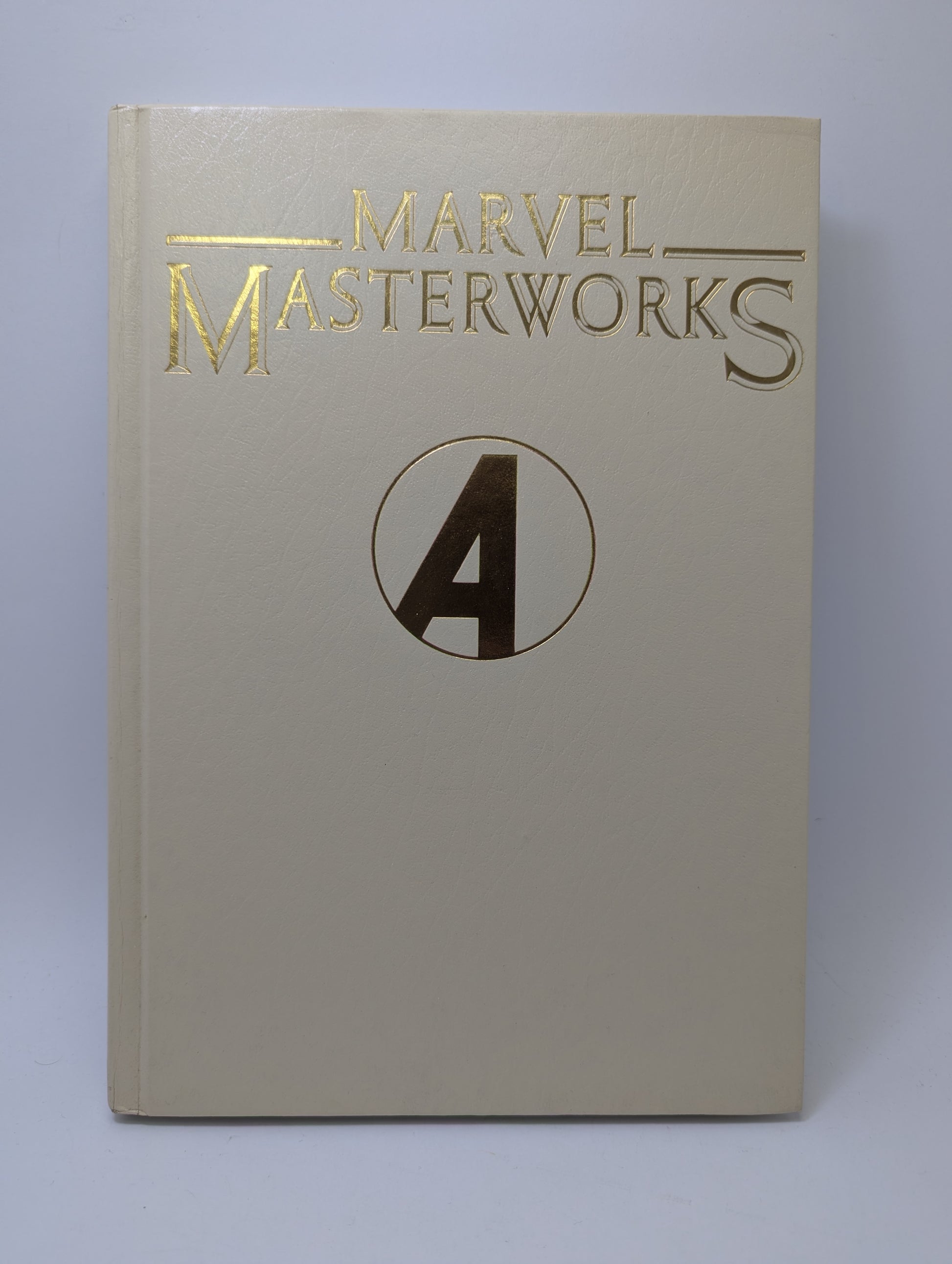 Grafinė novelė „Marvel Masterworks: The Avengers, Vol. 9“ su klasikiniu Keršytojų viršelio dizainu ir restauruotu „Marvel“ meno stiliumi.