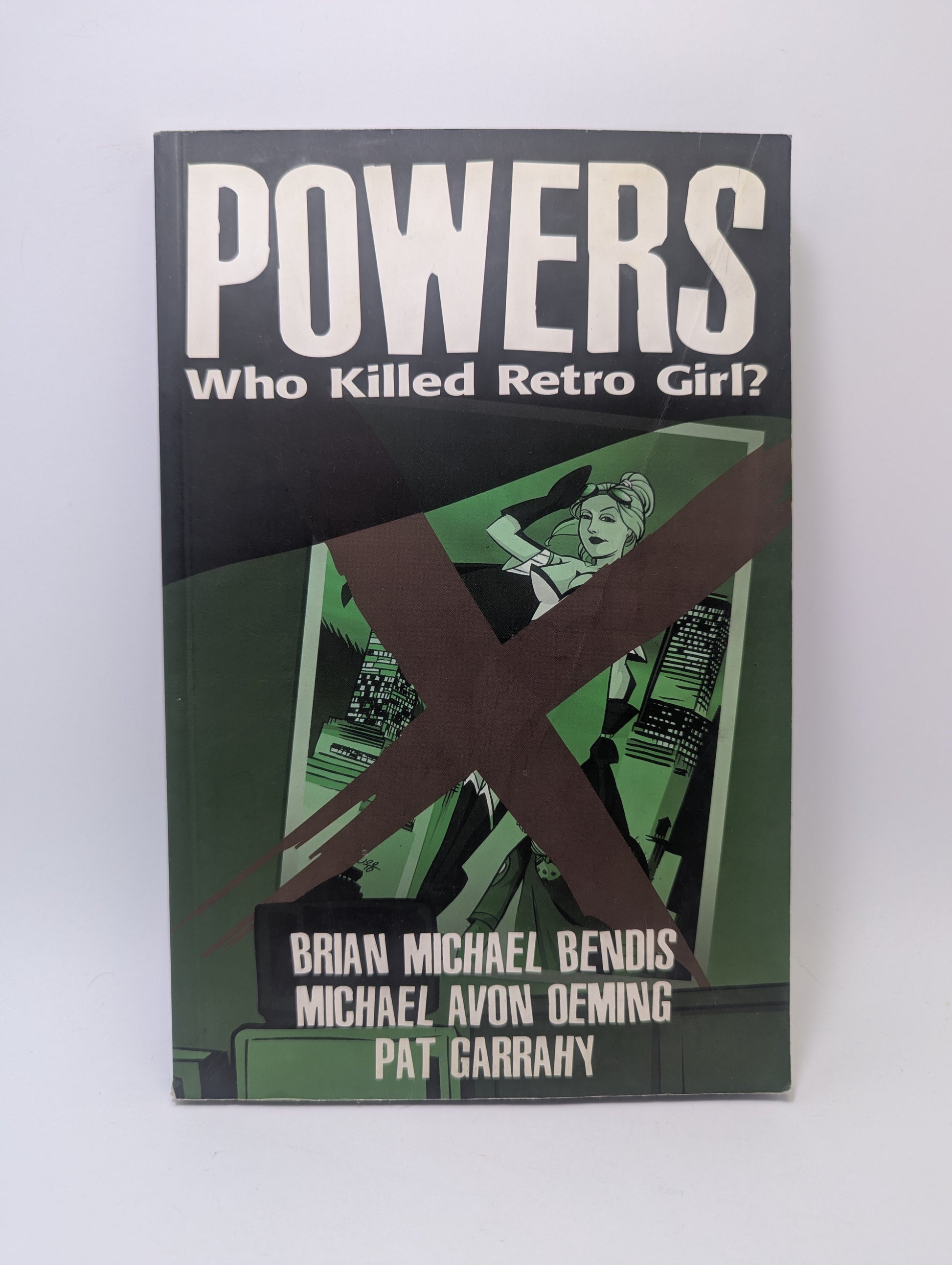 Grafinės novelės „Powers: Who Killed Retro Girl?“ viršelis su detektyvais ir superherojų simbolika.