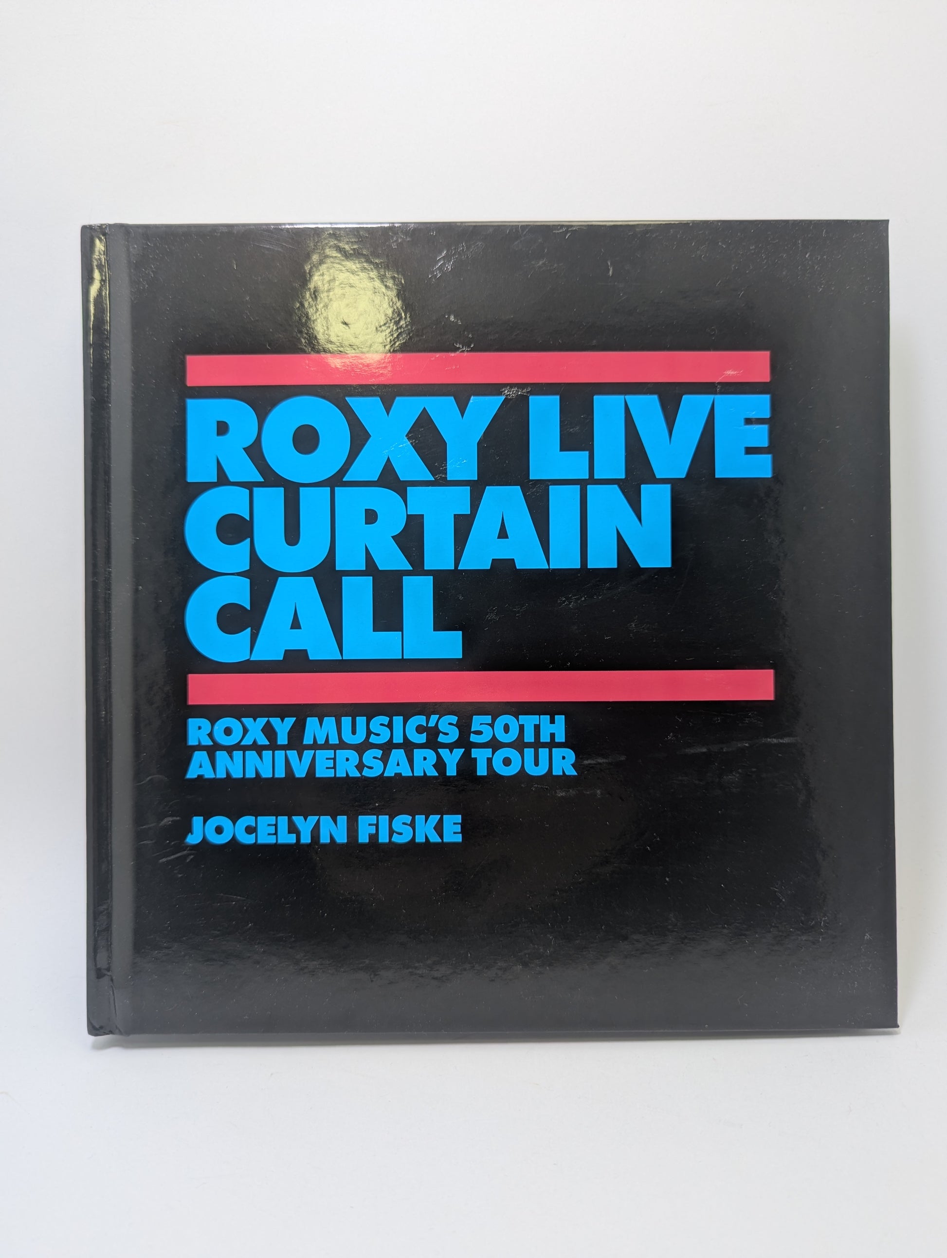 „ROXY LIVE CURTAIN CALL“ meno knyga su stilingomis iliustracijomis ir personažų dizainais.