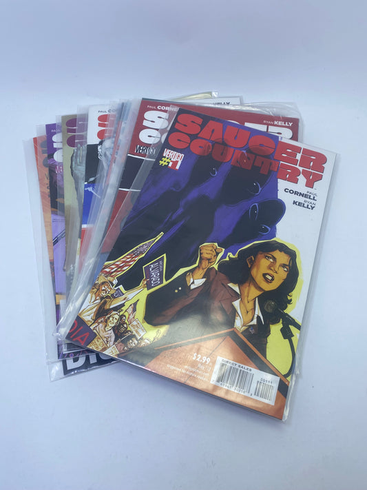  Saucer Country #1–14 – politinės fantastikos komiksų serija apie ateivių pagrobimą ir prezidento rinkimus, anglų kalba