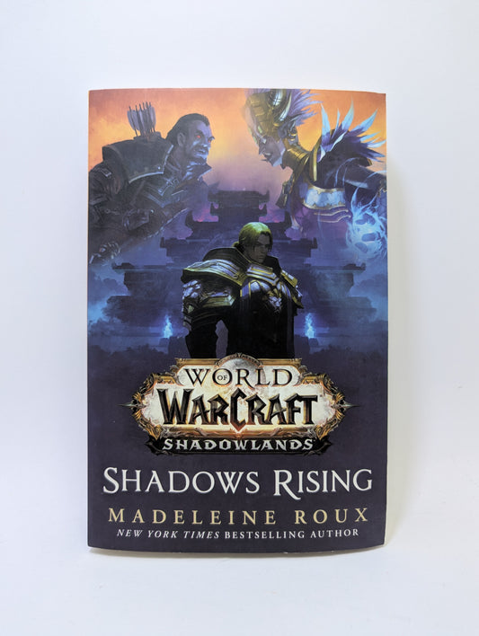 World of Warcraft knyga „Shadows Rising (Shadowlands)“ su Ordos ir Aljanso herojais bei tamsesniu Azeroth fantazijos viršelio dizainu.