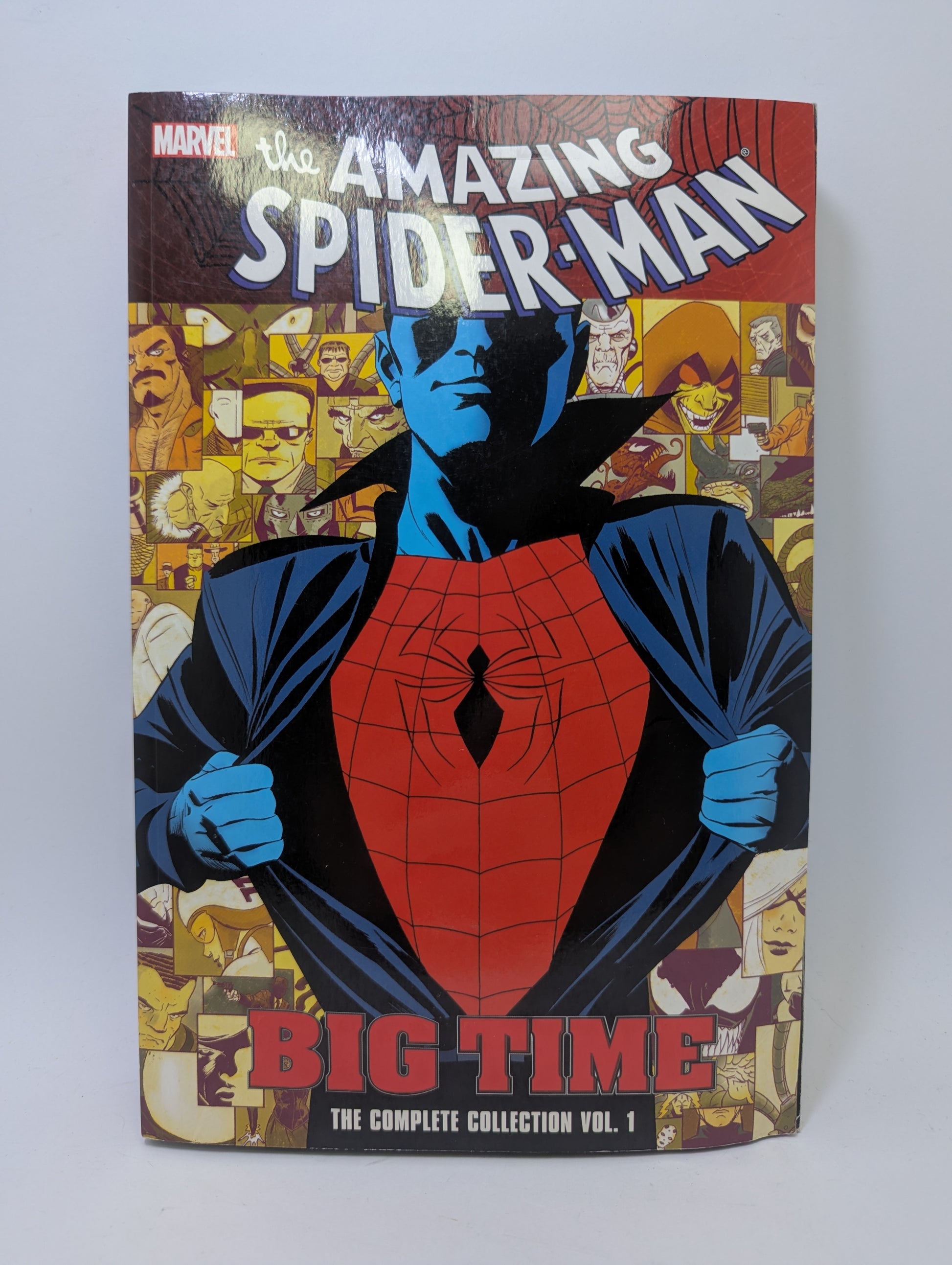 Grafinė novelė „Spider-Man: Big Time, Vol. 1“ su Žmogumi-voru ir moderniu, technologijomis įkvėptu „Marvel“ viršelio dizainu.