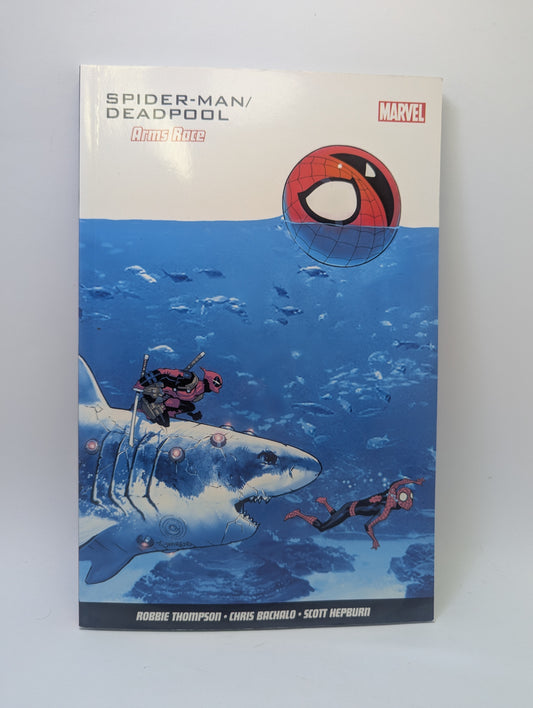 „Spider-Man/Deadpool: Arms Race“ grafinės novelės viršelis su bėgančiais herojais ir ginkluotės elementais.