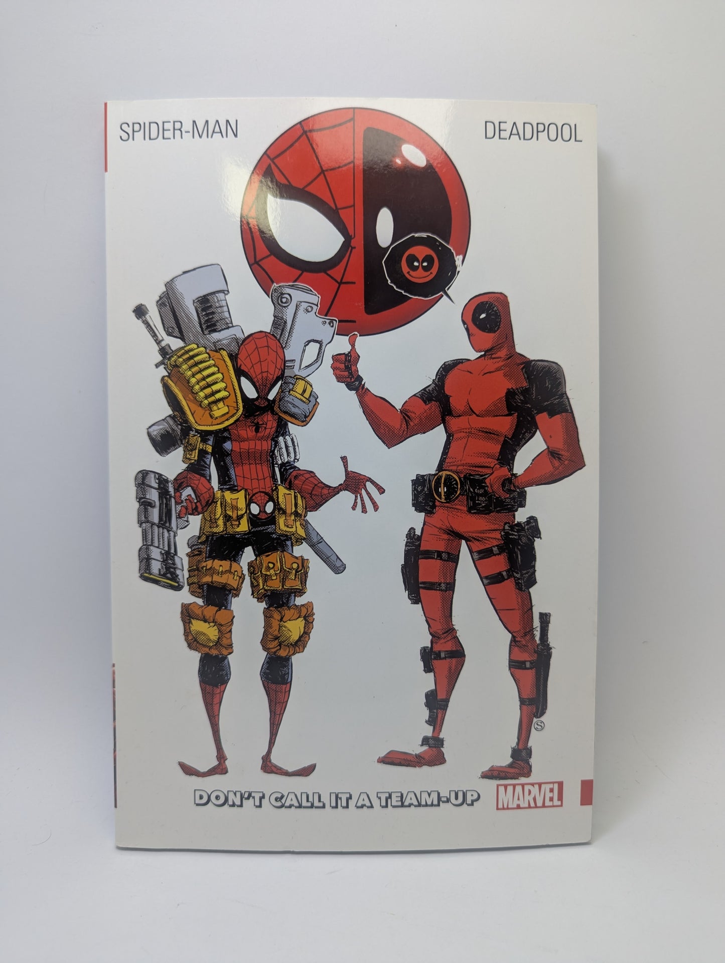Grafinės novelės „Spider-Man/Deadpool: Don't Call It a Team-Up“ viršelis su besivaidijančiais herojais.