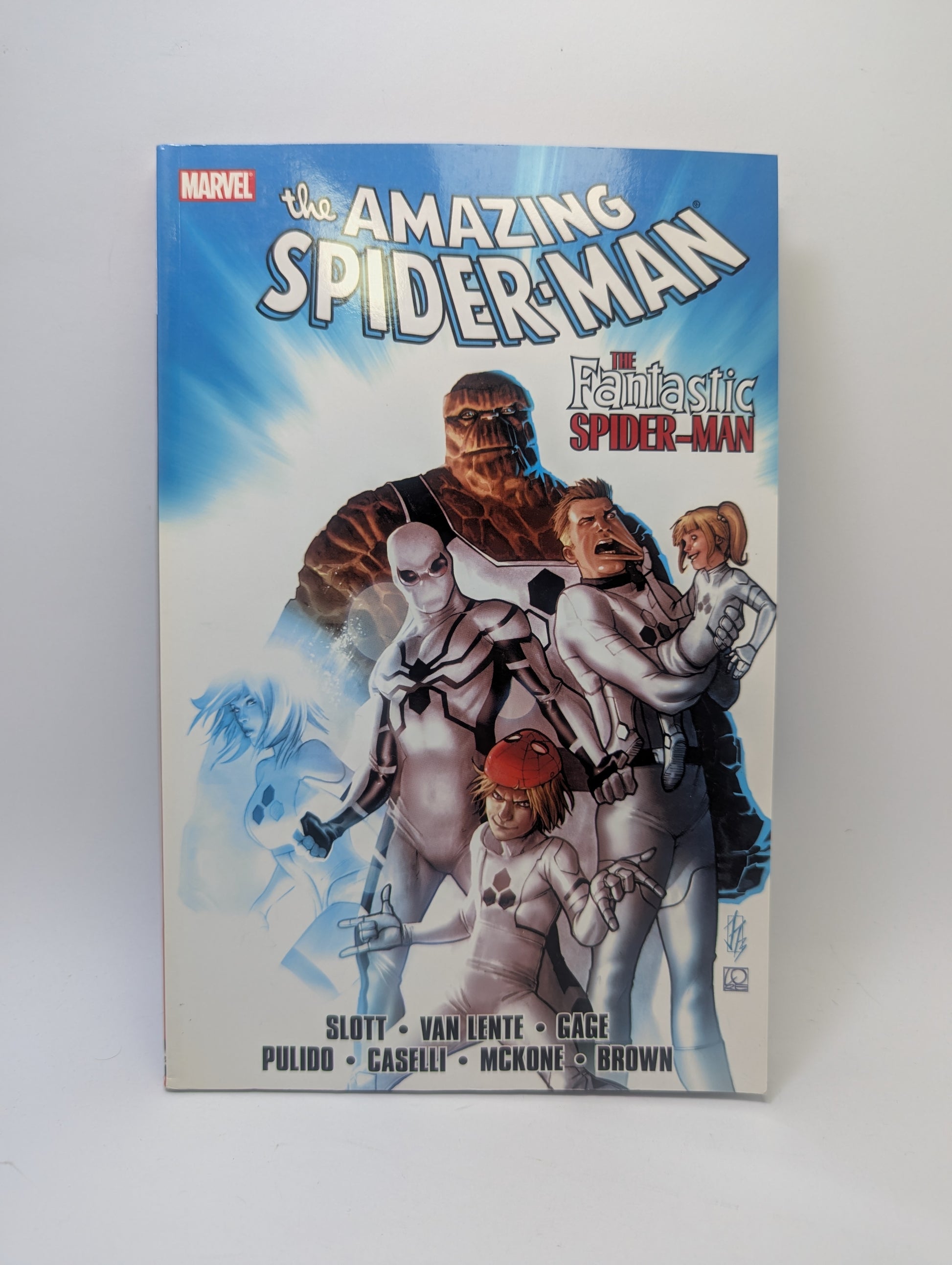 Grafinės novelės „Spider-Man: The Fantastic Spider-Man“ viršelis su Žmogumi-voru ir „Future Foundation“ komanda.