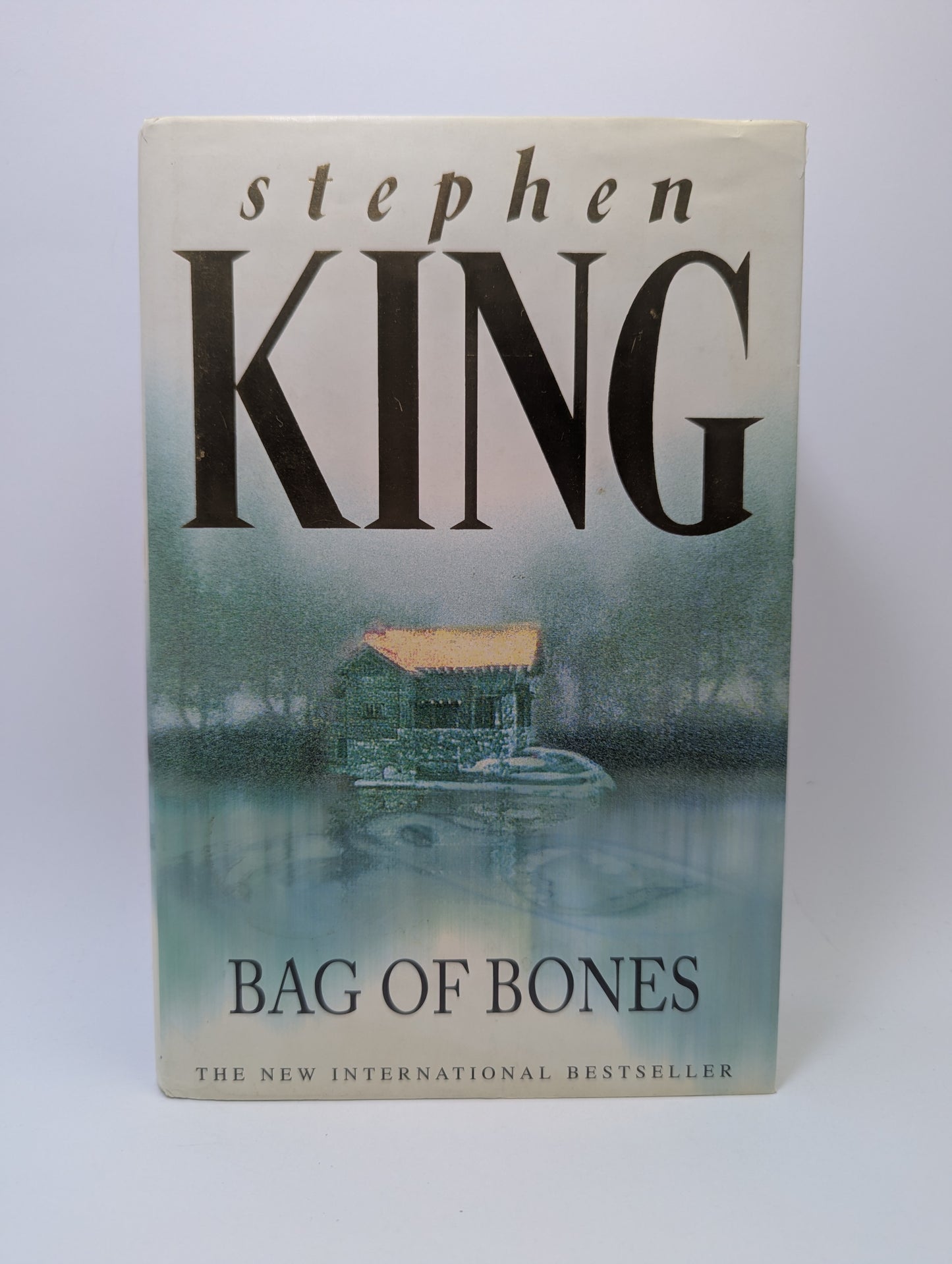 Stephen King knyga Bag of Bones apie rašytoją ir vaiduoklių apsėstą vasarnamį.
