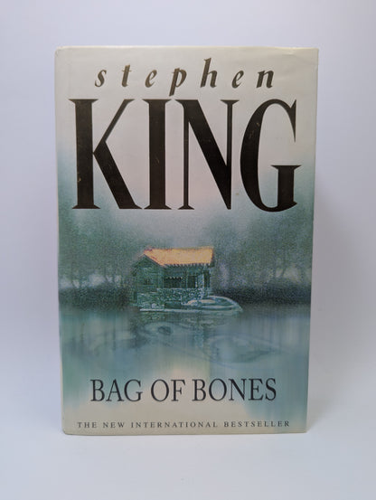 Stephen King knyga Bag of Bones apie rašytoją ir vaiduoklių apsėstą vasarnamį.