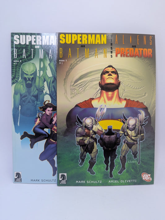 Komiksų rinkinio Superman and Batman vs. Aliens and Predator #1–2 viršeliai su superherojų ir mokslinės fantastikos elementais.