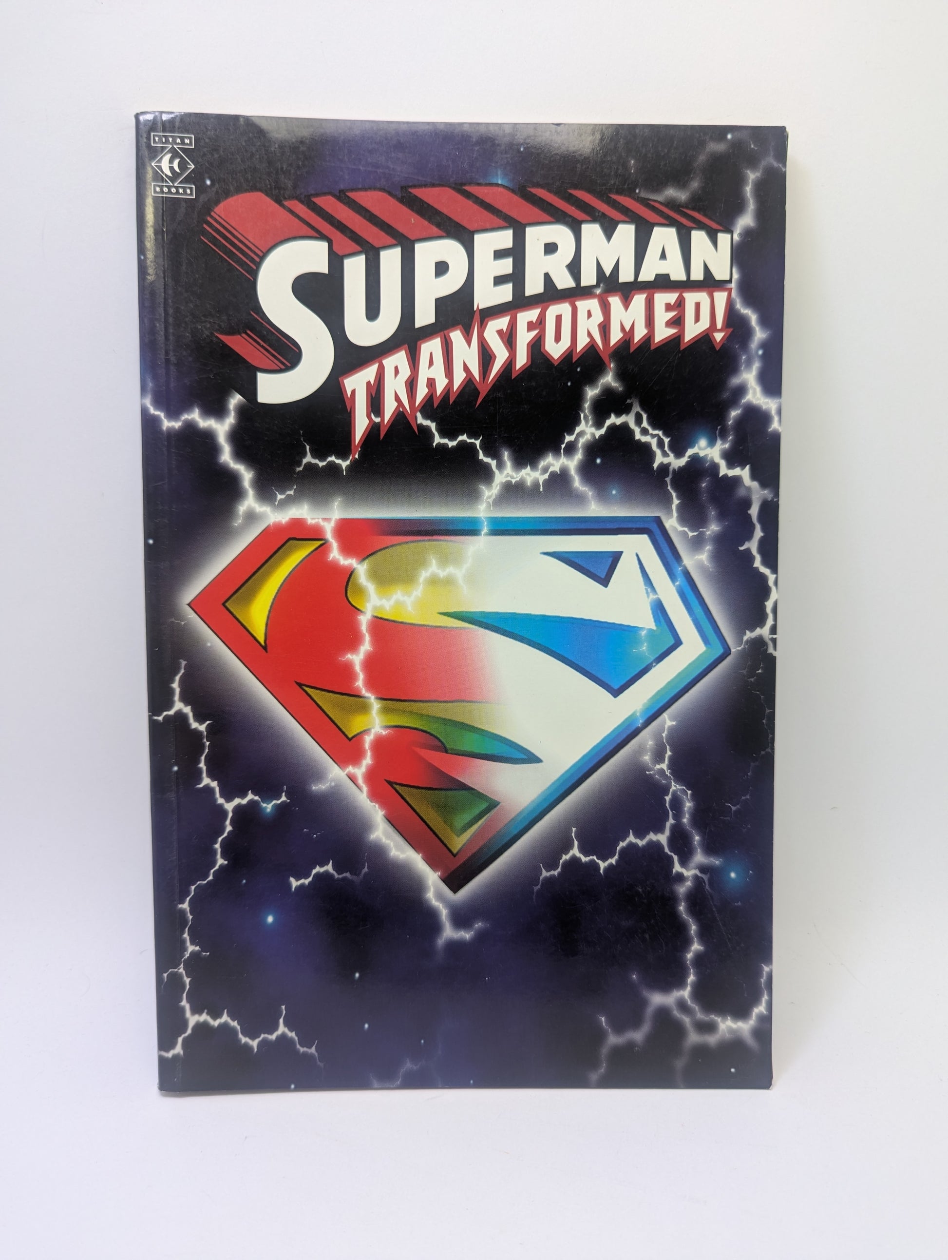 Grafinės novelės „Superman: Transformed!“ viršelis su mėlynosios energijos Supermenu.