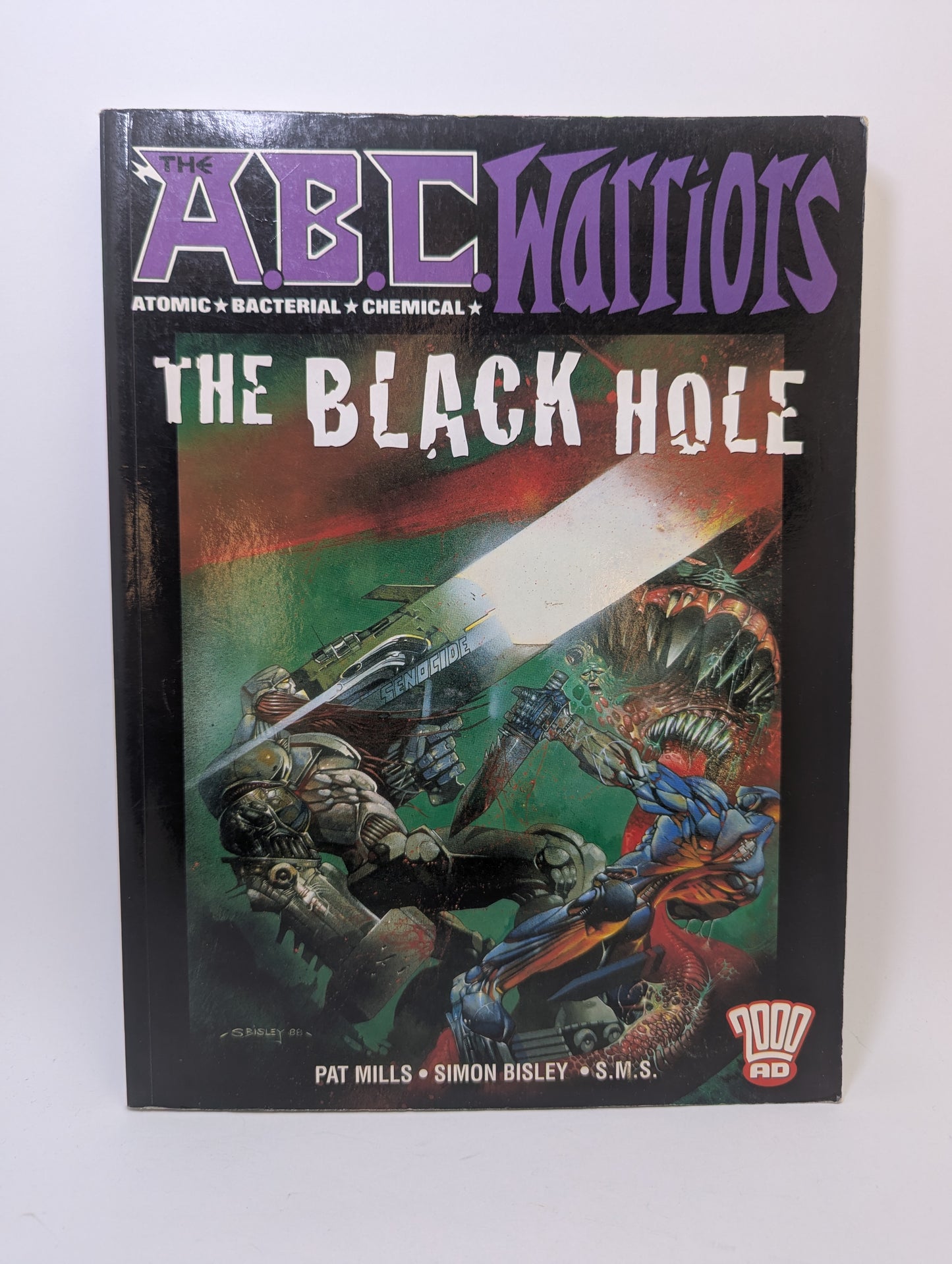 Grafinės novelės The A.B.C. Warriors: The Black Hole viršelis su futuristinių robotų ir kosminės tematikos iliustracija.