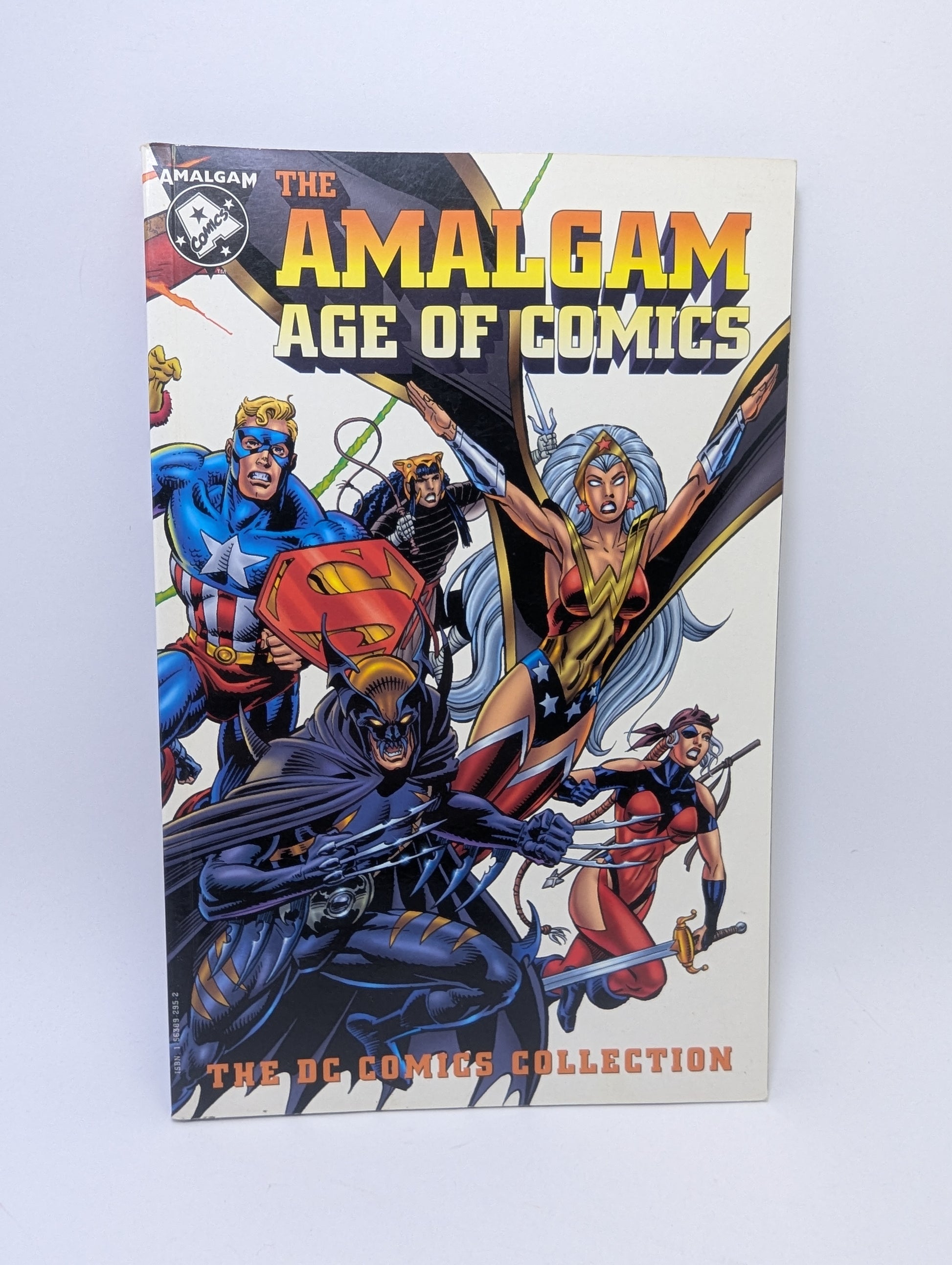 The Amalgam Age of Comics grafinės novelės viršelis su sujungtais DC ir Marvel herojais.