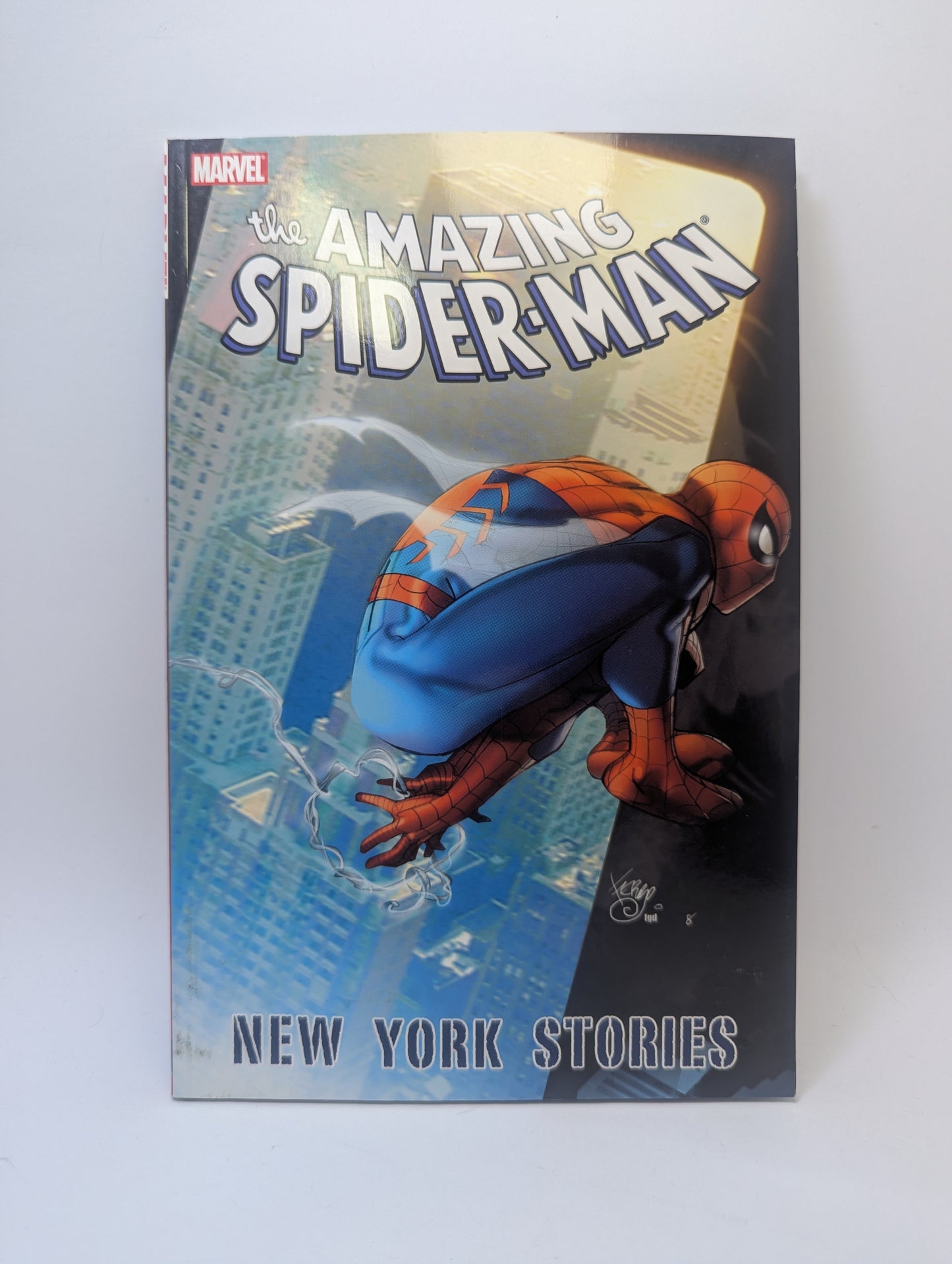 „The Amazing Spider-Man: New York Stories“ viršelis su Žmogumi-voru Niujorko pastatų fone.