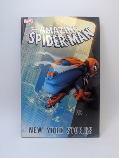 „The Amazing Spider-Man: New York Stories“ viršelis su Žmogumi-voru Niujorko pastatų fone.