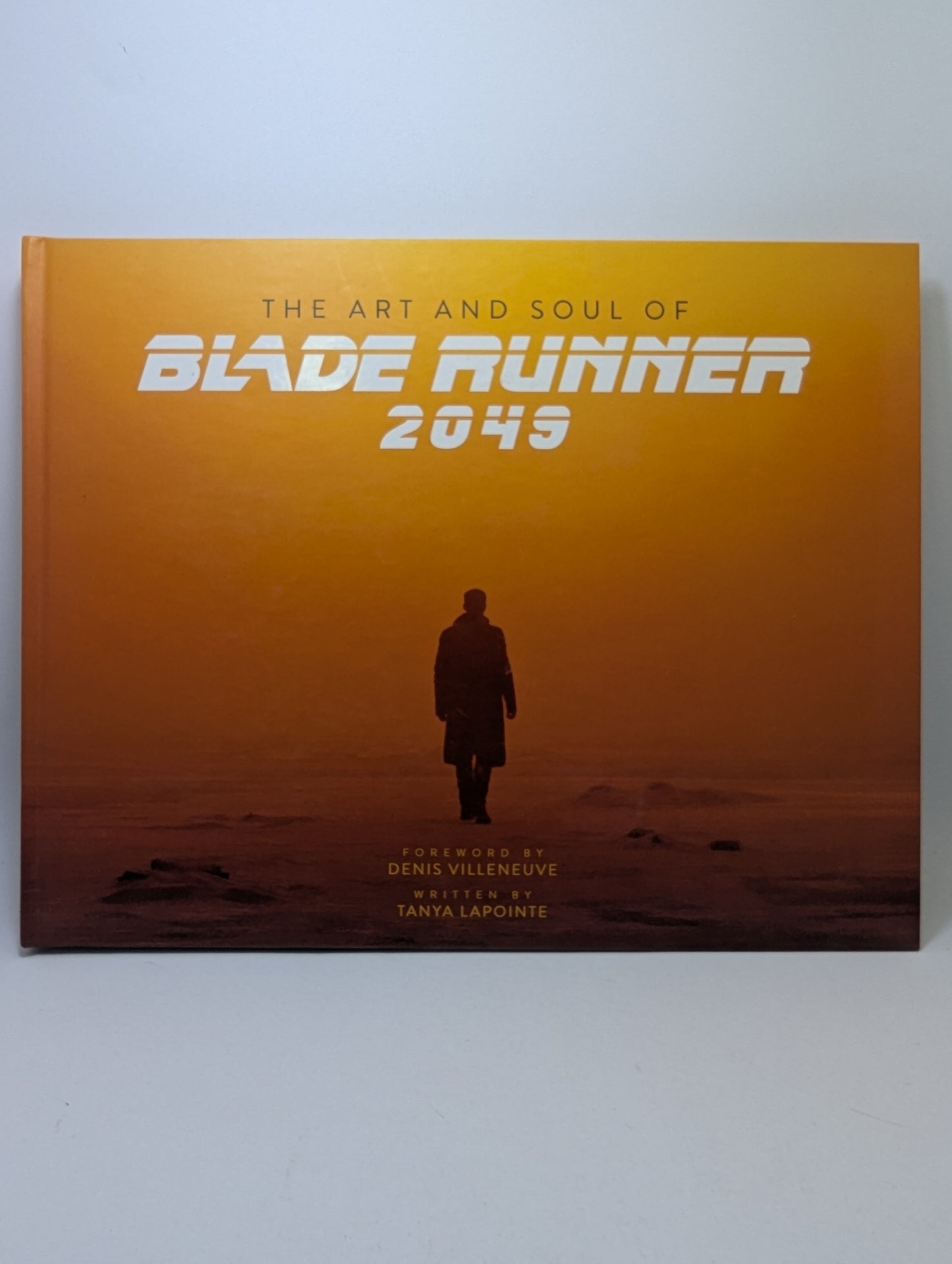 „The Art and Soul of Blade Runner 2049“ meno knyga su filmo koncepciniais brėžiniais ir dizainais.