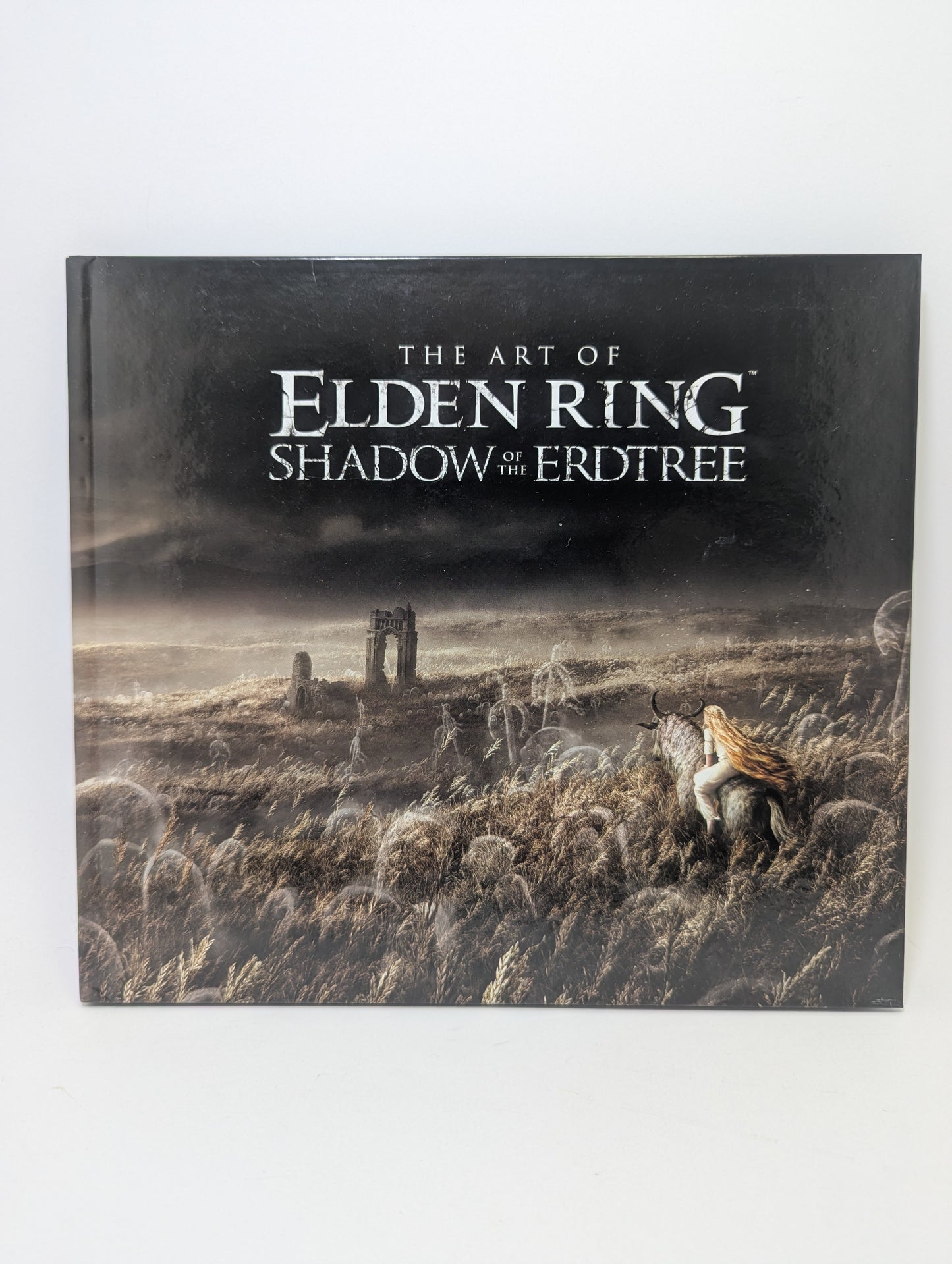 Meno knygos The Art of Elden Ring: Shadow of the Erdtree viršelis su žaidimo koncepciniais piešiniais.