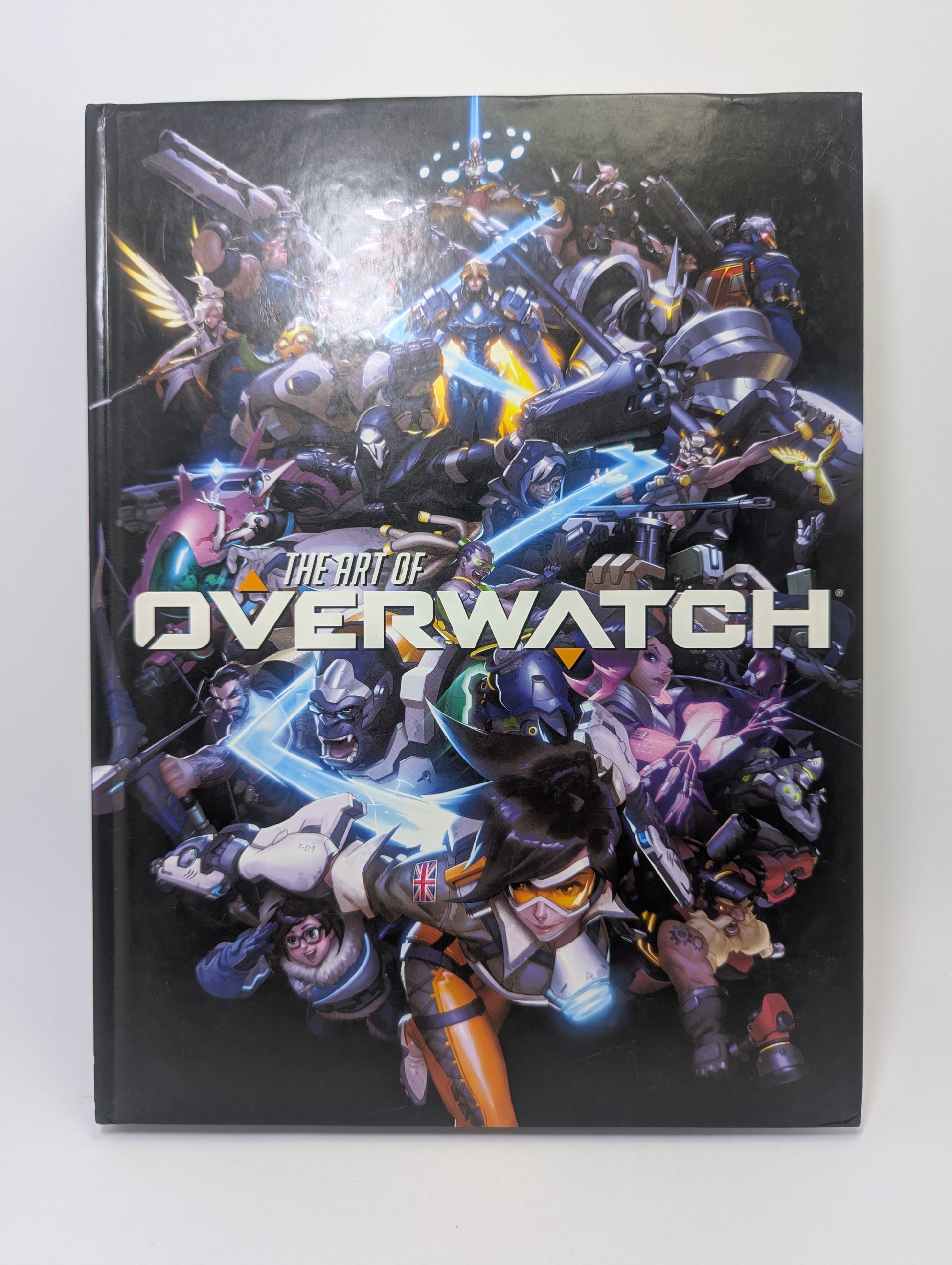 Meno knygos The Art of Overwatch viršelis su žaidimo personažų ir konceptinio meno iliustracijomis.