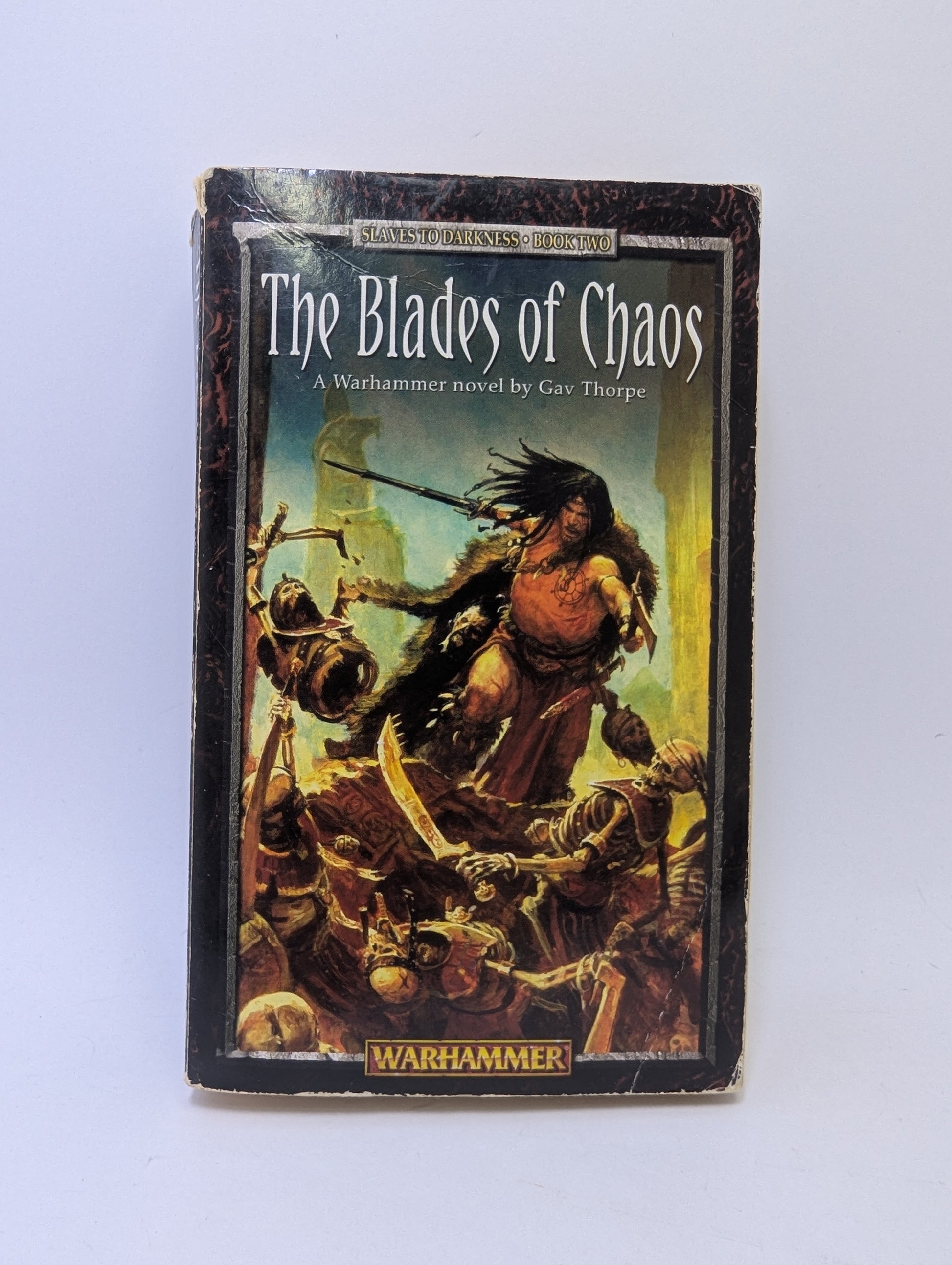 Warhammer Fantasy knyga „The Blades of Chaos: No. 2 (Slaves to Darkness Trilogy)“ su Chaos karių ir grimdark stiliaus viršelio dizainu.