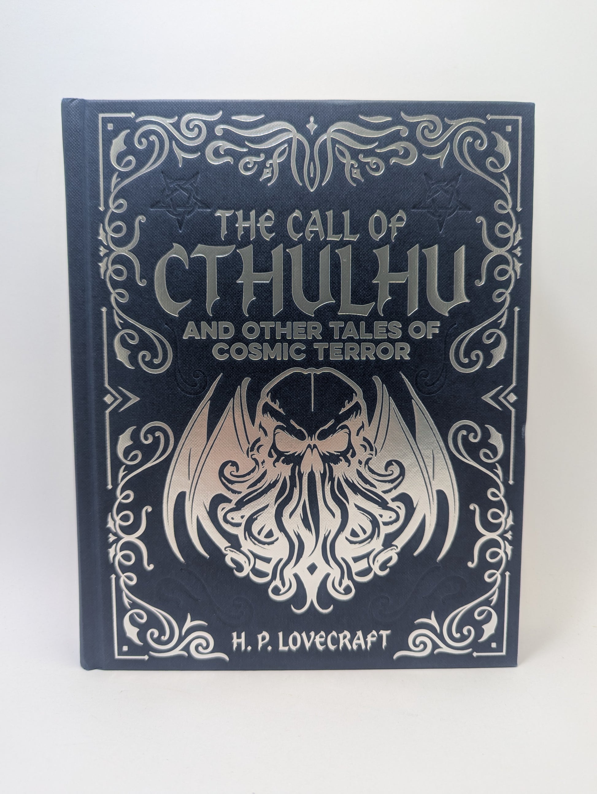 Anglų kalba išleista knyga „The Call of Cthulhu and Other Tales of Cosmic Terror“ su tamsaus, kosminio siaubo stiliaus viršeliu.