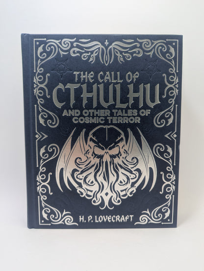 Anglų kalba išleista knyga „The Call of Cthulhu and Other Tales of Cosmic Terror“ su tamsaus, kosminio siaubo stiliaus viršeliu.