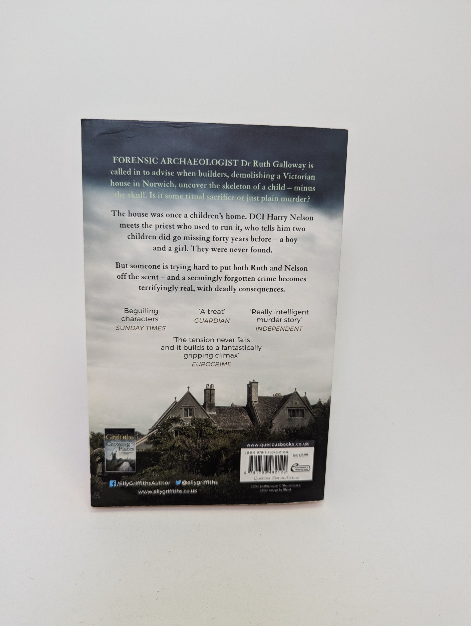 The Janus Stone - Elly Griffiths - TreasureHunt