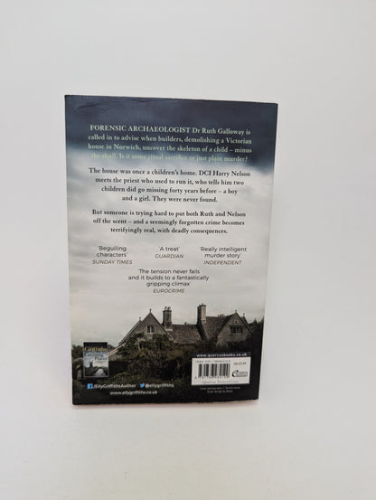 The Janus Stone - Elly Griffiths - TreasureHunt