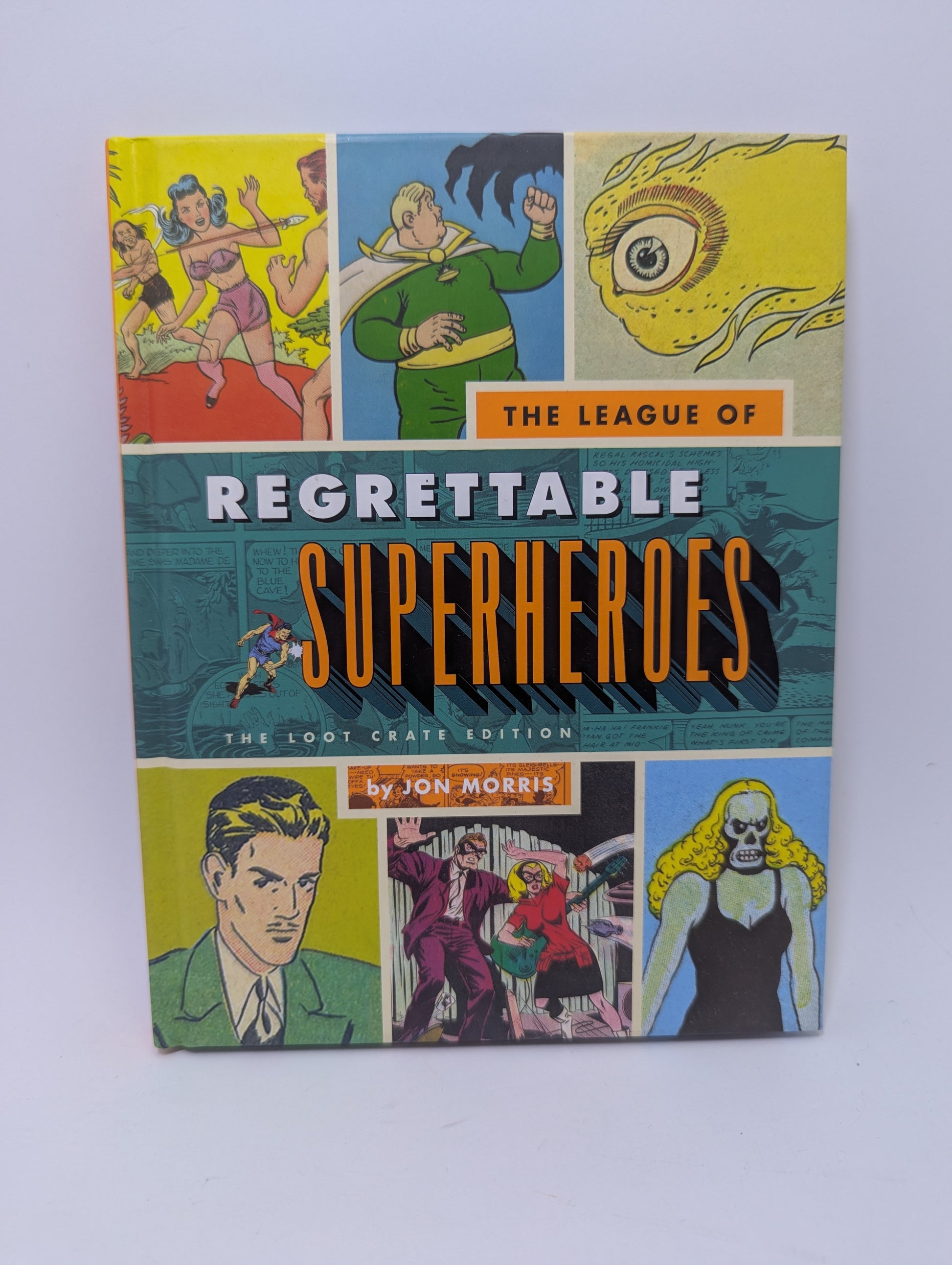 Knygos The League of Regrettable Superheroes viršelis su spalvingais ir keistais komiksų herojais.