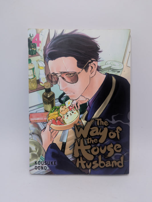 Mangos The Way of the Househusband 4-ojo tomo viršelis su rimtuoju Tatsu namų aplinkoje.