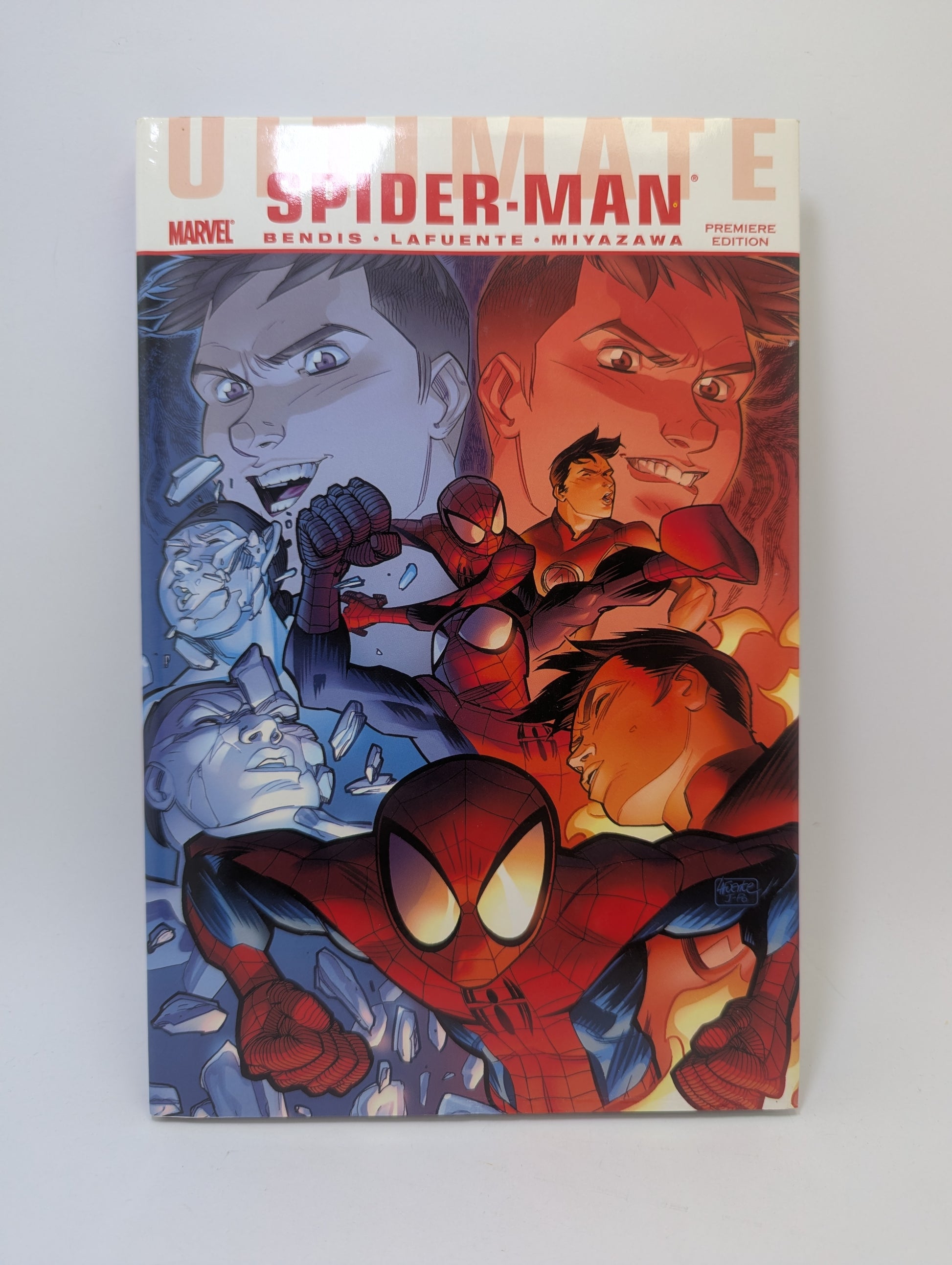 Grafinė novelė „Ultimate Comics Spider-Man: Chameleons“ su Žmogumi-voru ir paslaptingais Chameleono motyvais ant viršelio.