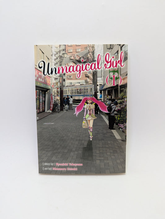 Mangos „Unmagical Girl Vol. 1 - Manga (anglų kalba)“ viršelis – puikus pasirinkimas anime ir manga mėgėjams Lietuvoje.