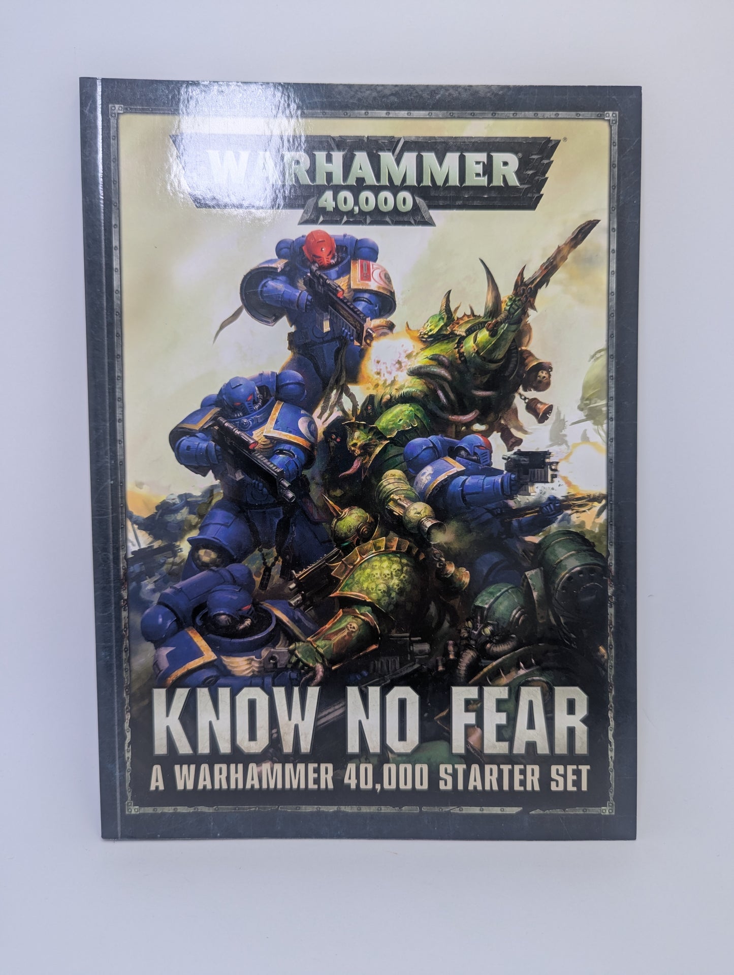 Warhammer 40k: Know No Fear taisyklių knyga iš pradinio rinkinio.