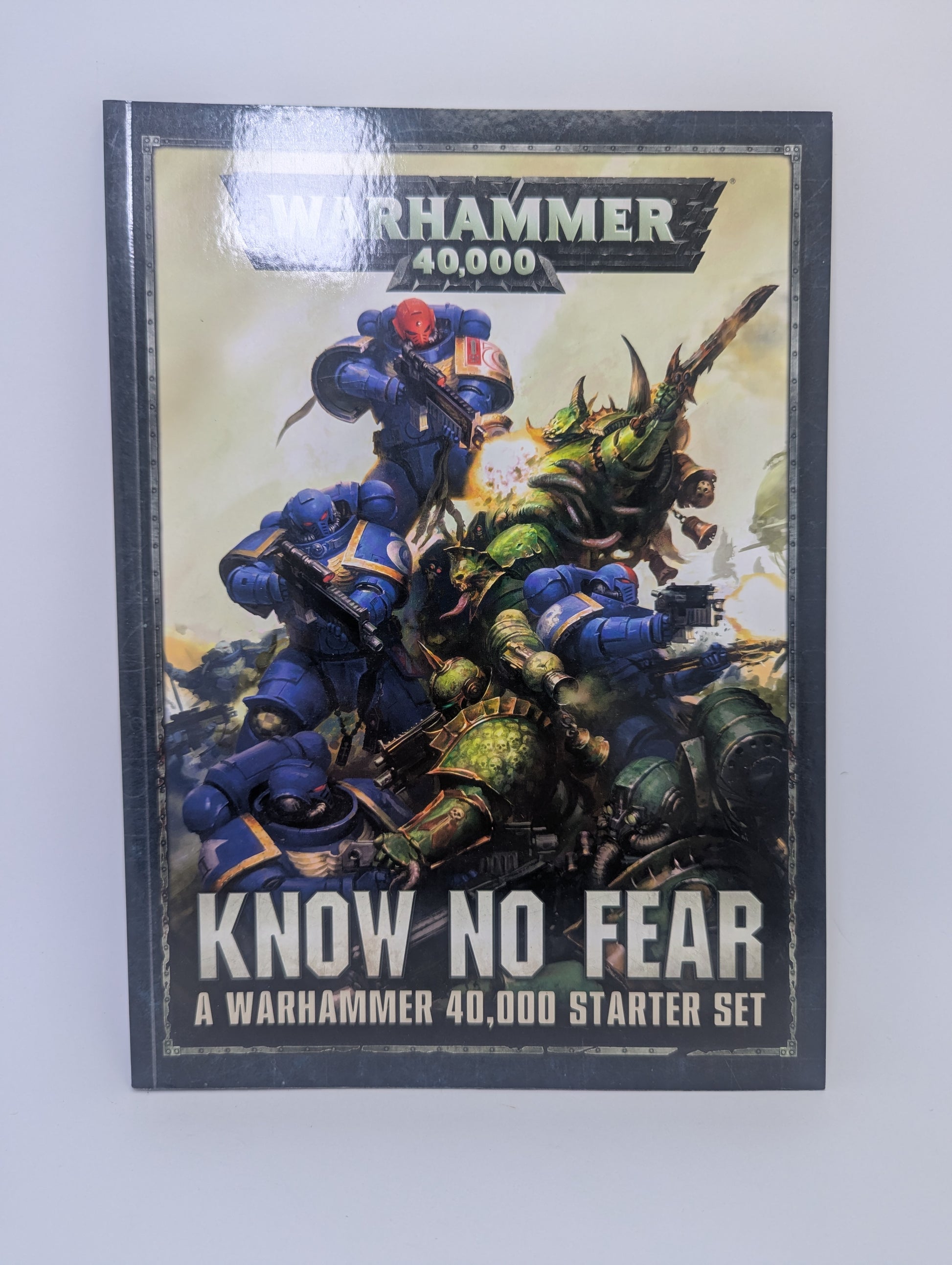 Warhammer 40k: Know No Fear taisyklių knyga iš pradinio rinkinio.