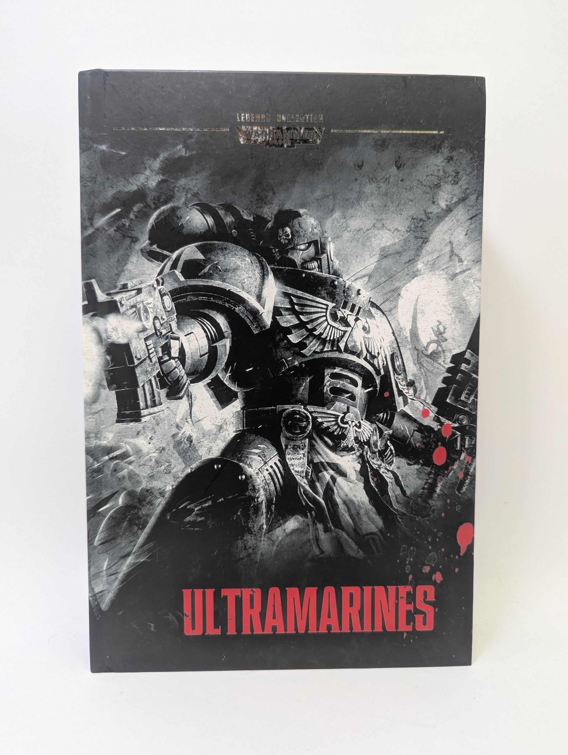 Warhammer 40K knyga „Legends Collection Book 5 – Ultramarines“ su Ultramarines Space Marines ir grimdark mokslinės fantastikos viršelio dizainu.